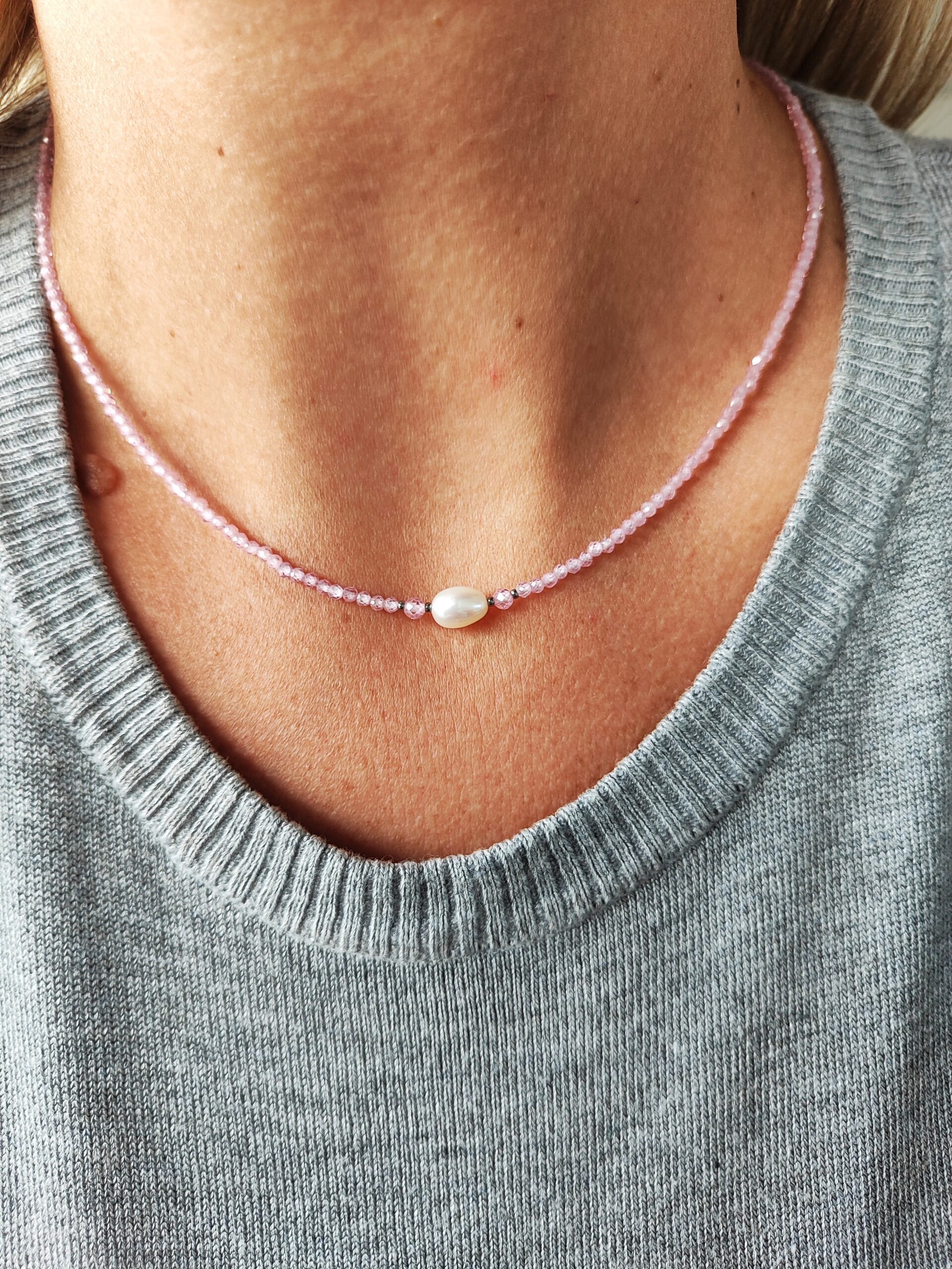 Rožinio cirkonio vėrinys