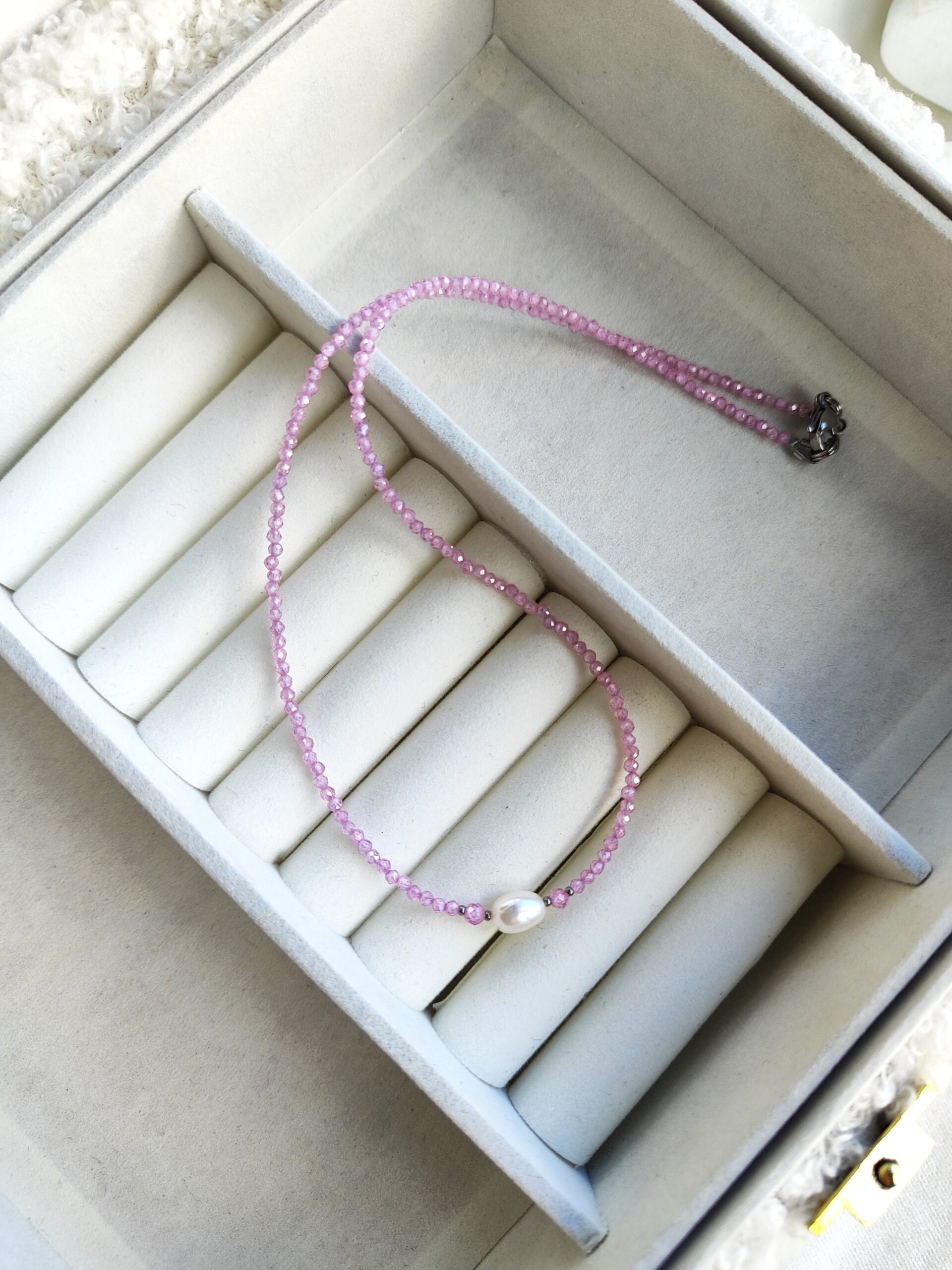 Rožinio cirkonio vėrinys