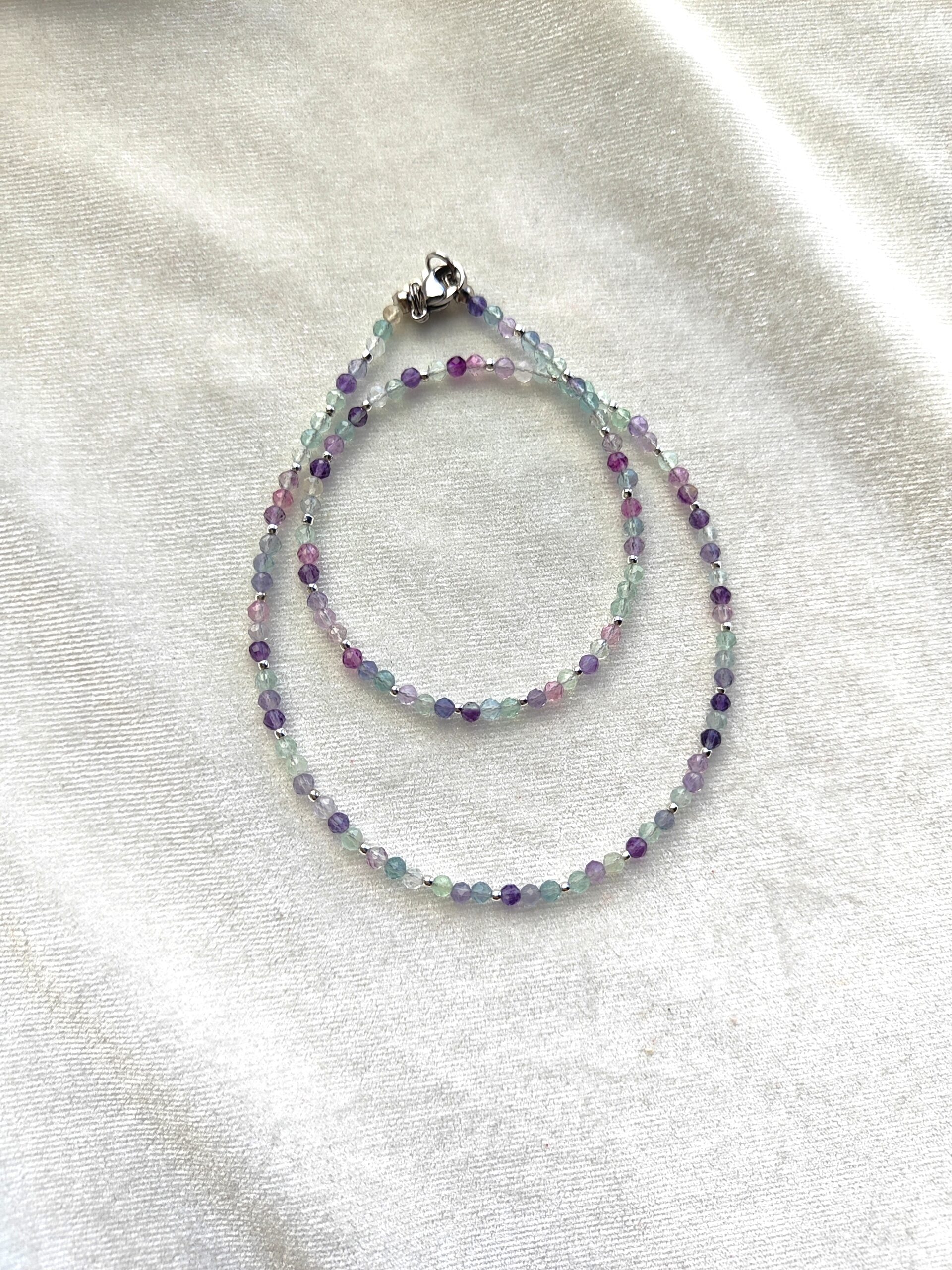 Facetuoto fluorito kaklo papuošalas