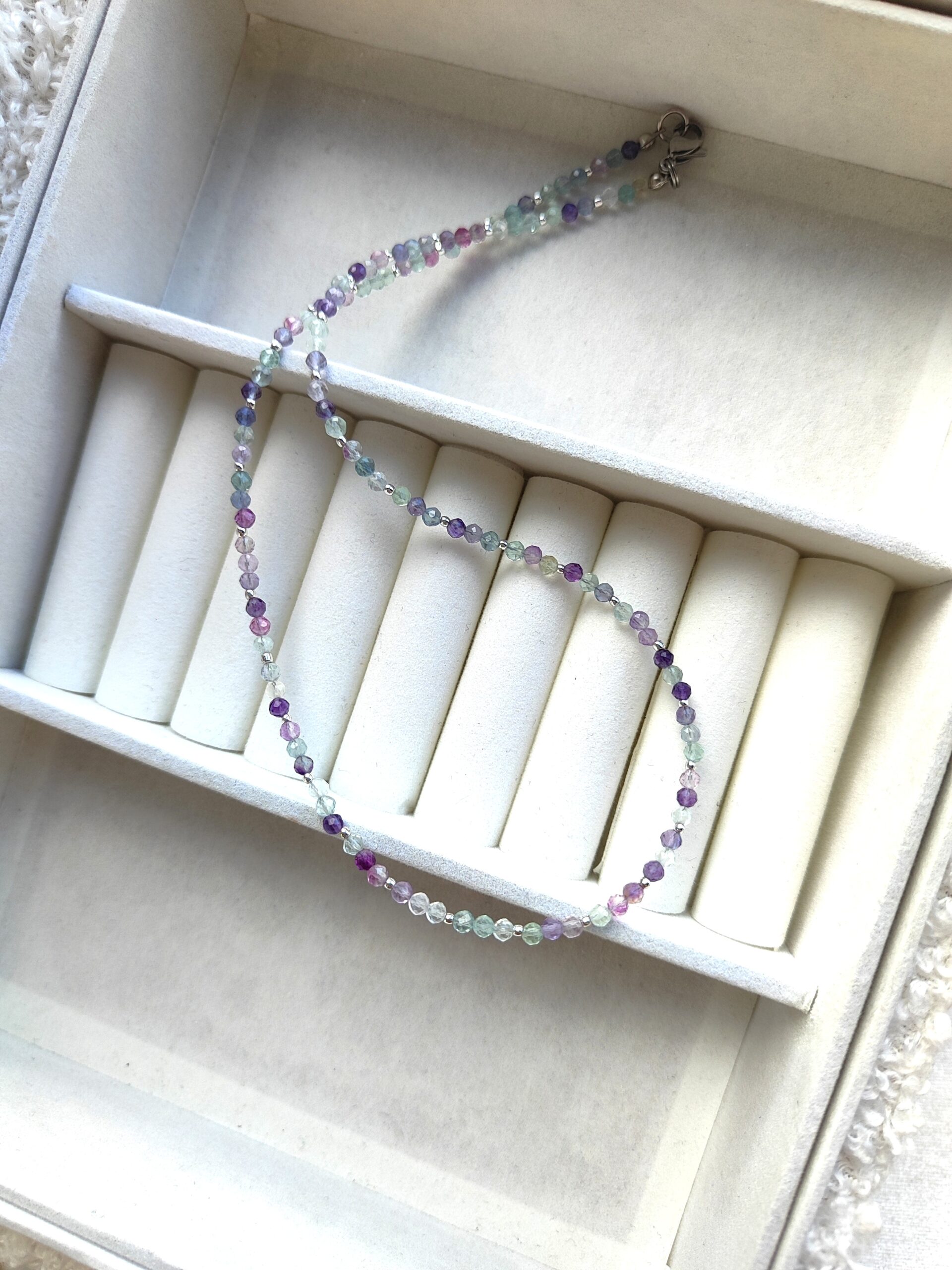 Facetuoto fluorito kaklo papuošalas