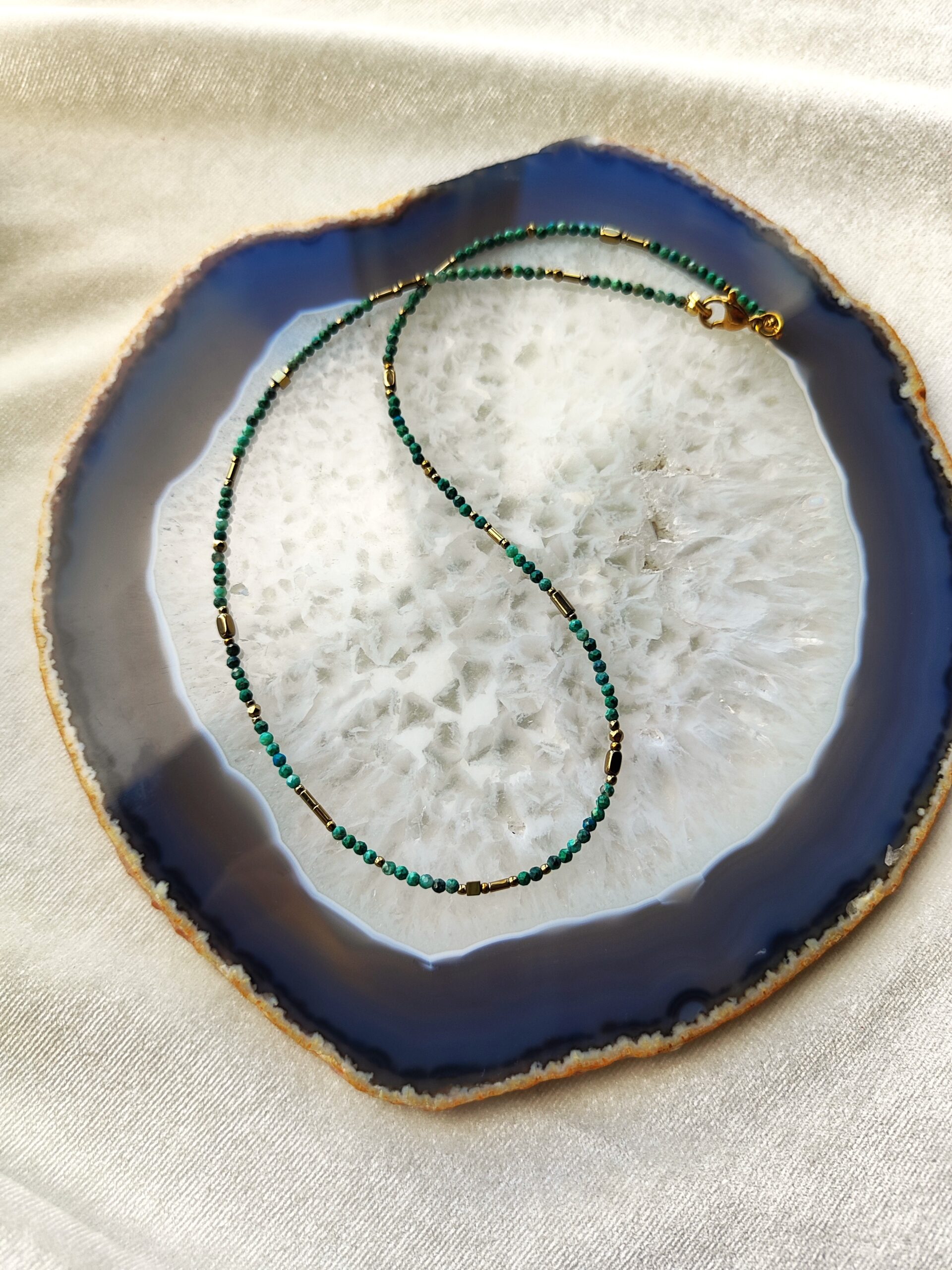 Smulkus kaklo papuošalas iš chrizokolos