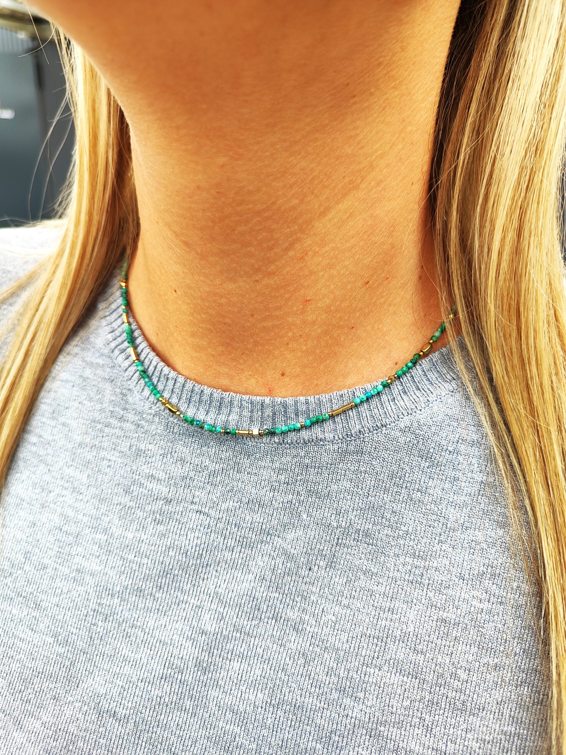 Smulkus kaklo papuošalas iš chrizokolos