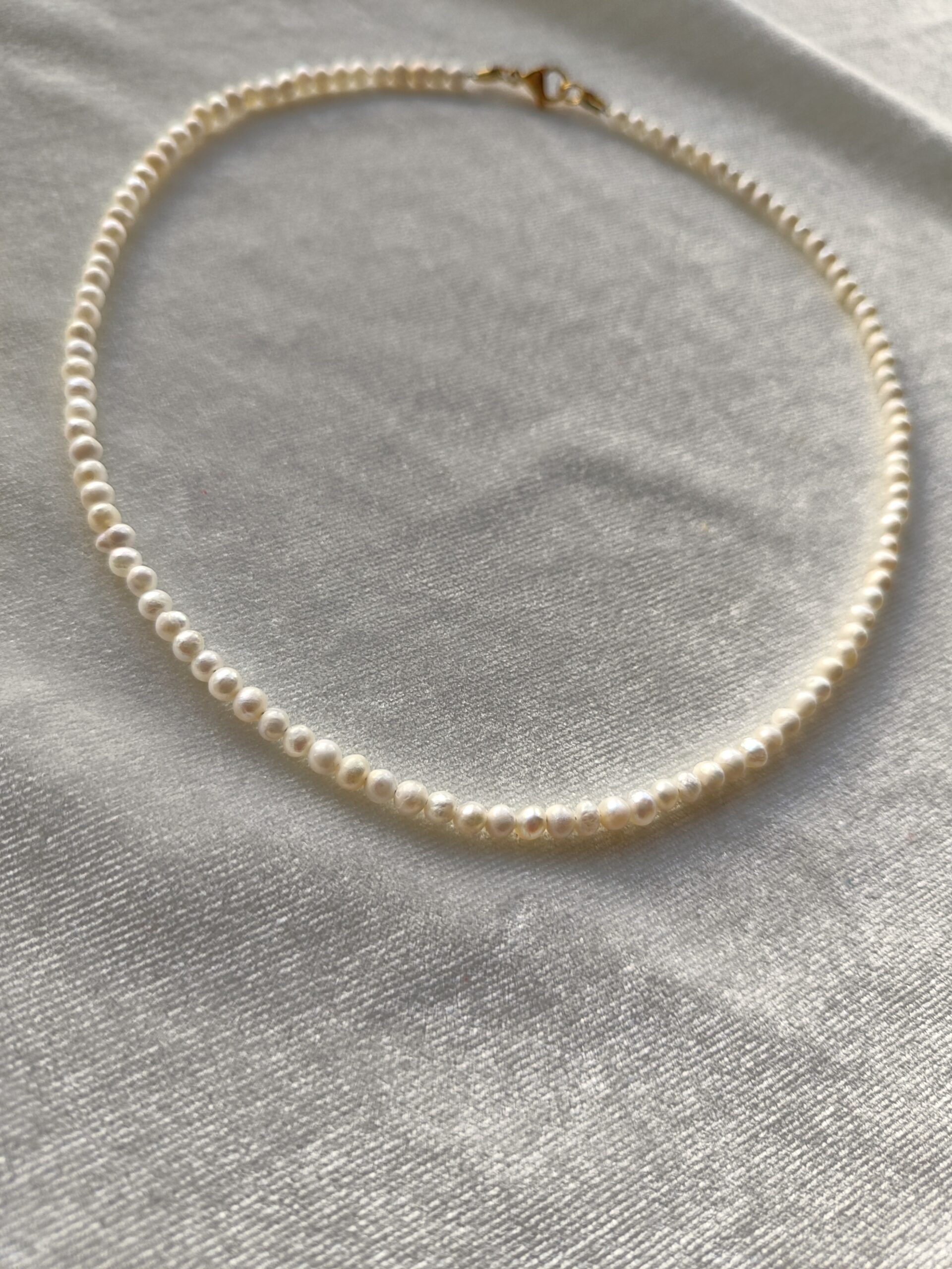 Smulkus upinių perlų vėrinys