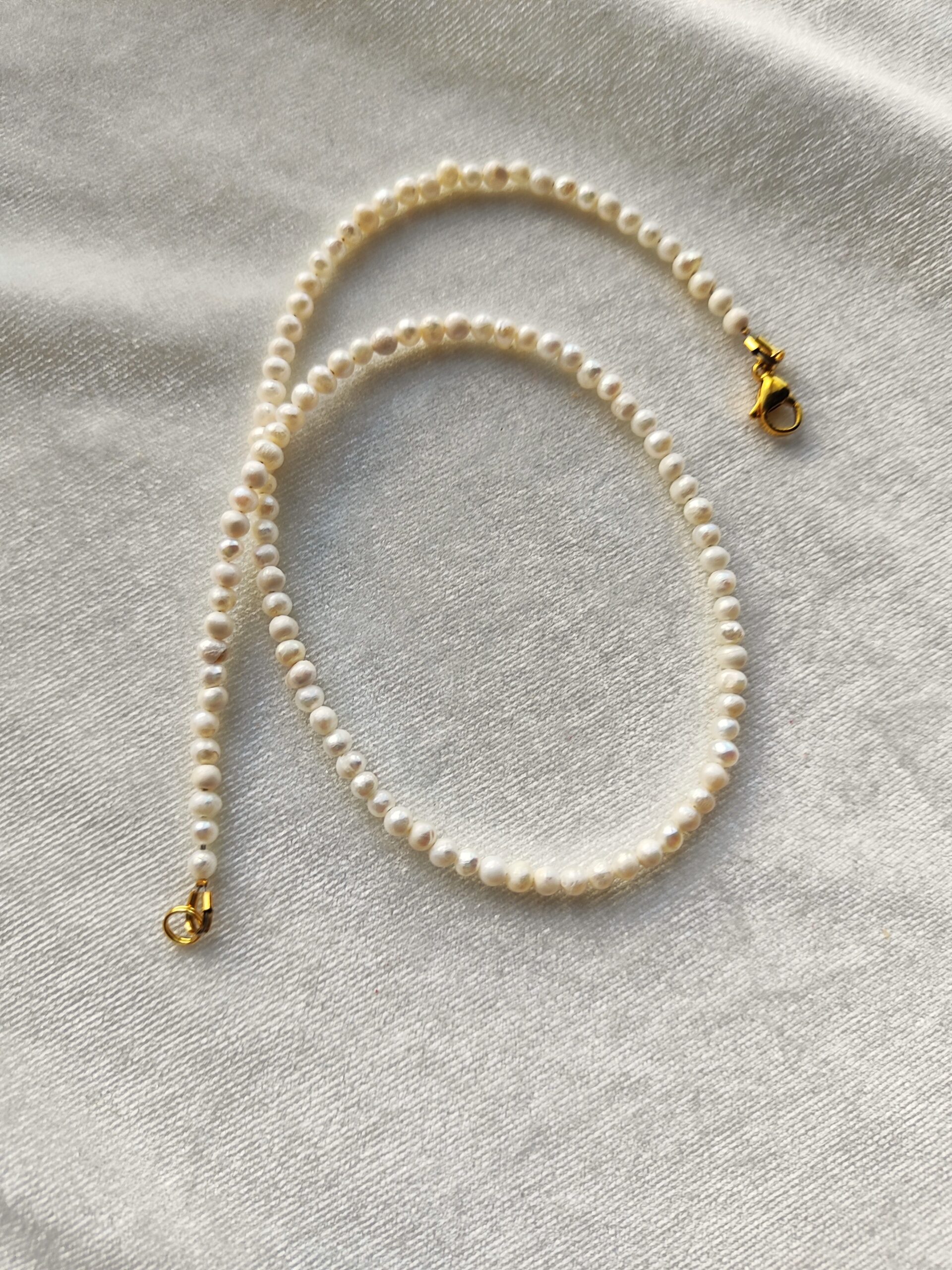 Smulkus upinių perlų vėrinys