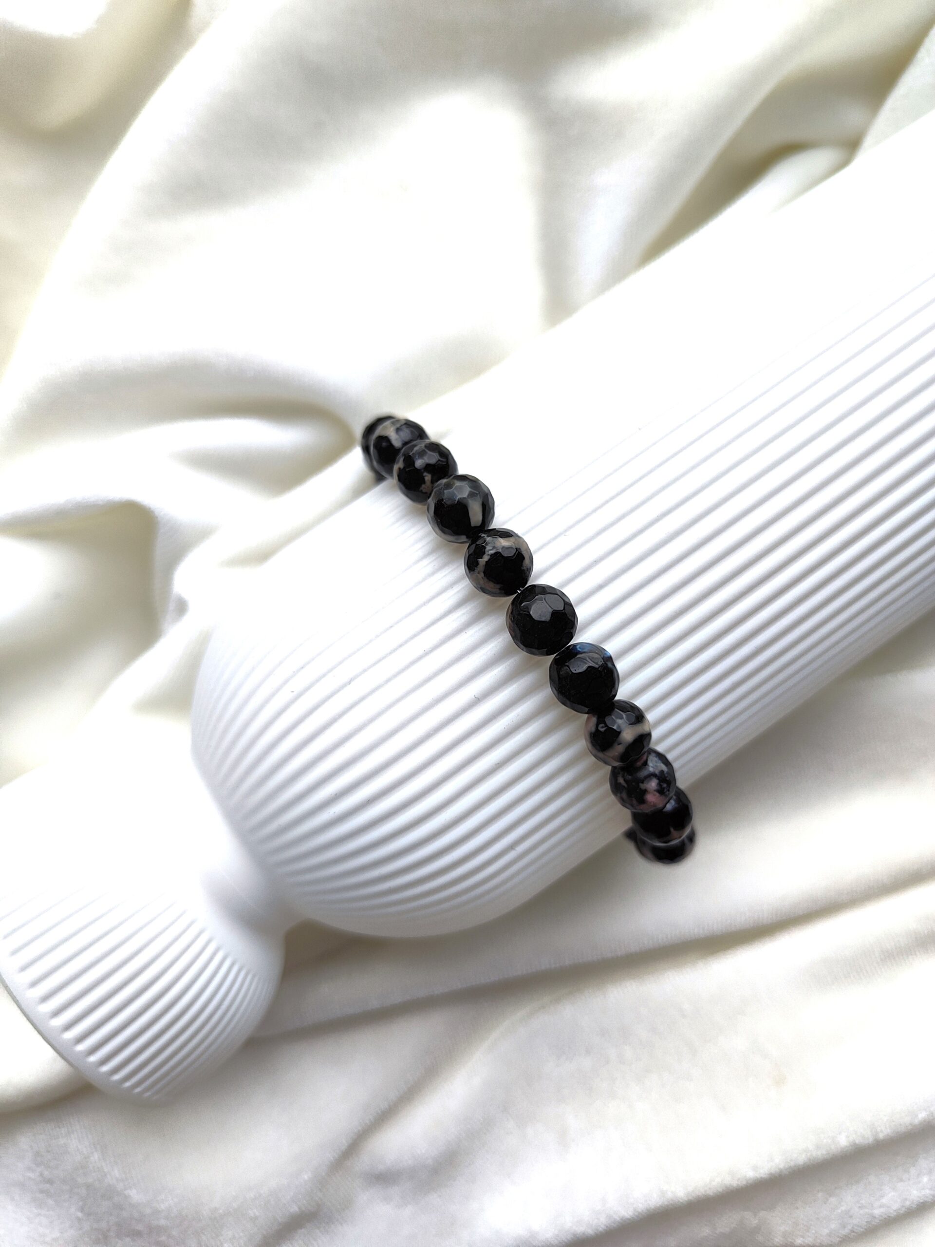 Tamsaus agato apyrankė