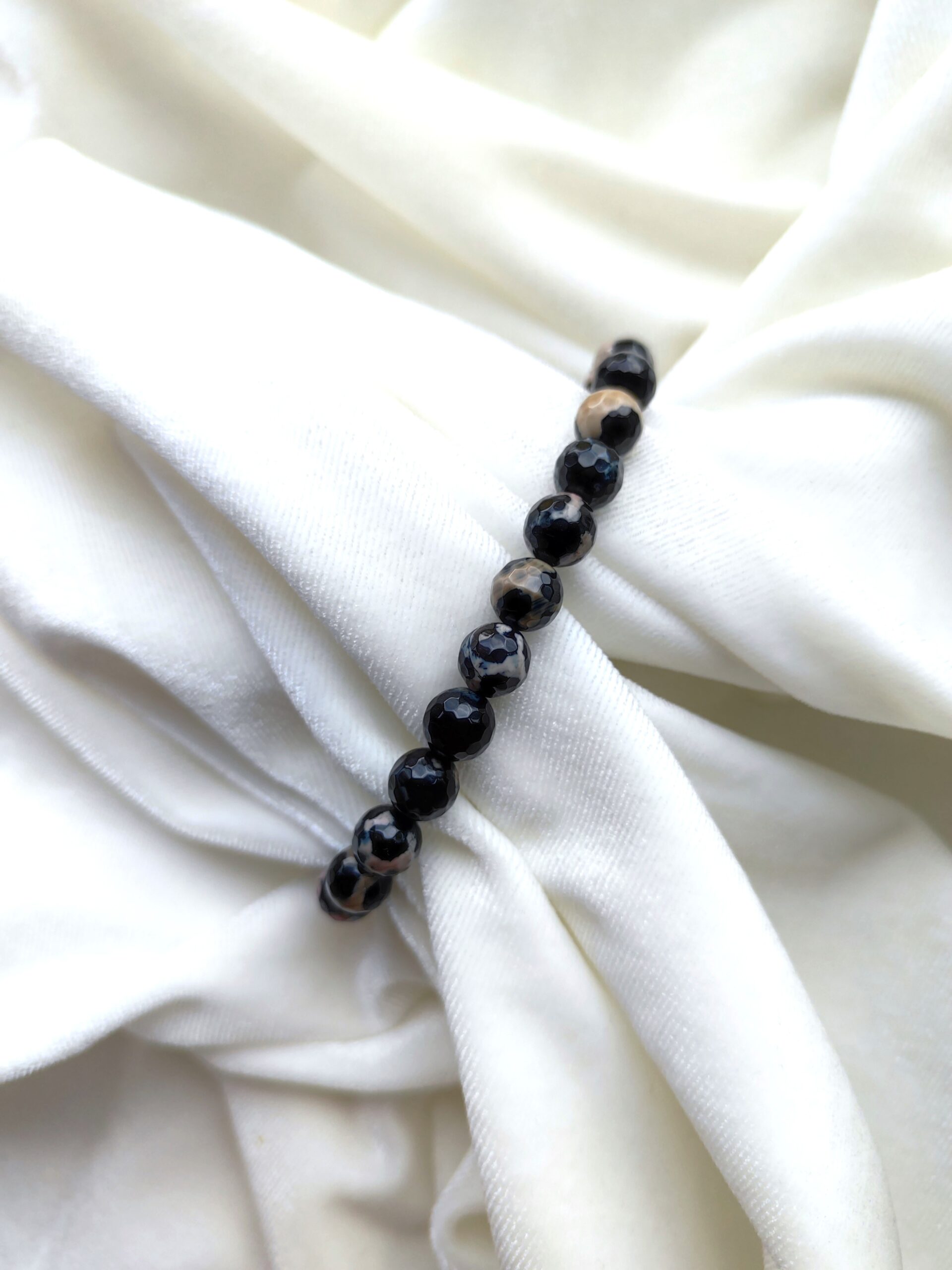 Tamsaus agato apyrankė