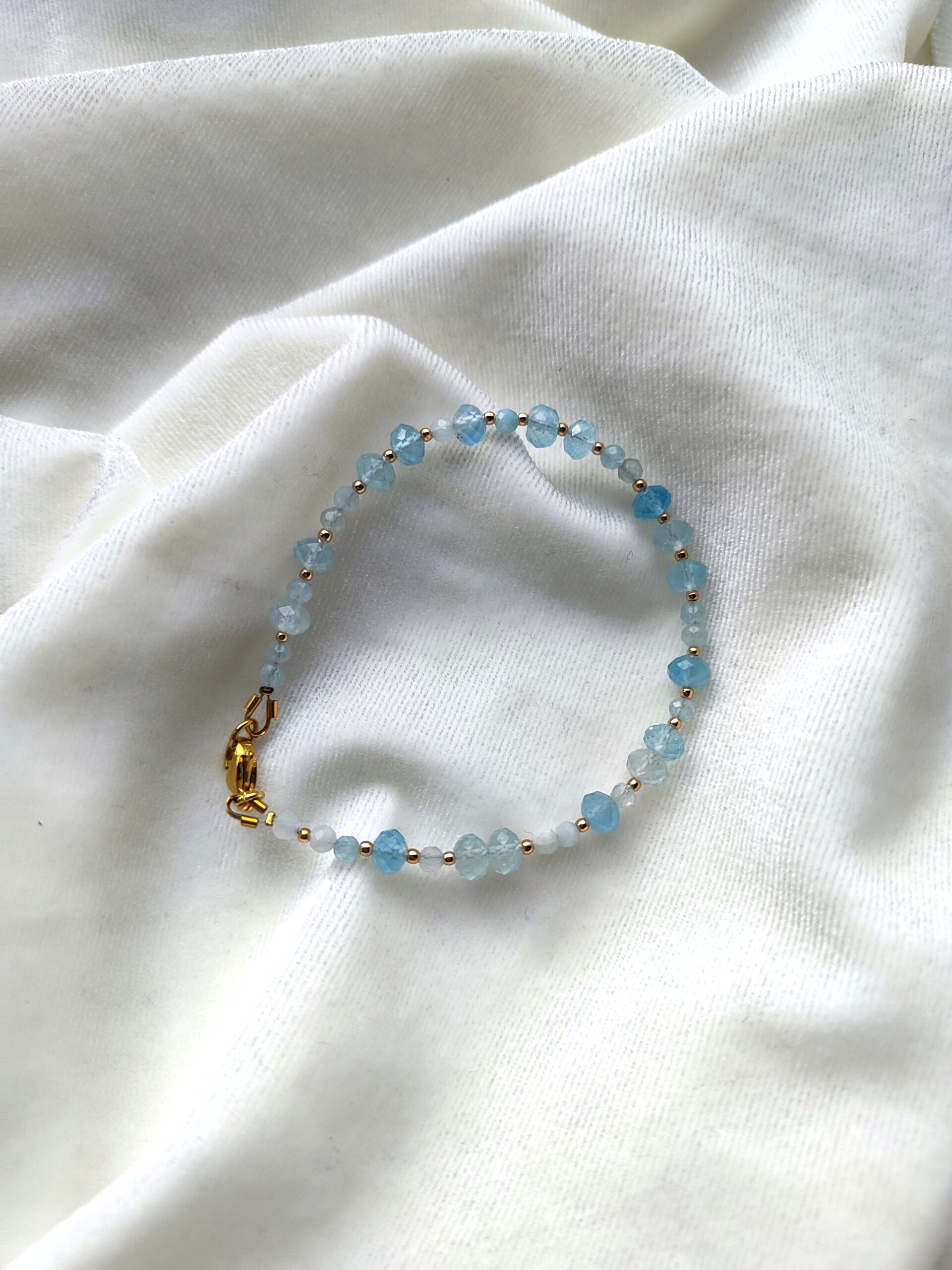 Natūralaus akvamarino apyrankė