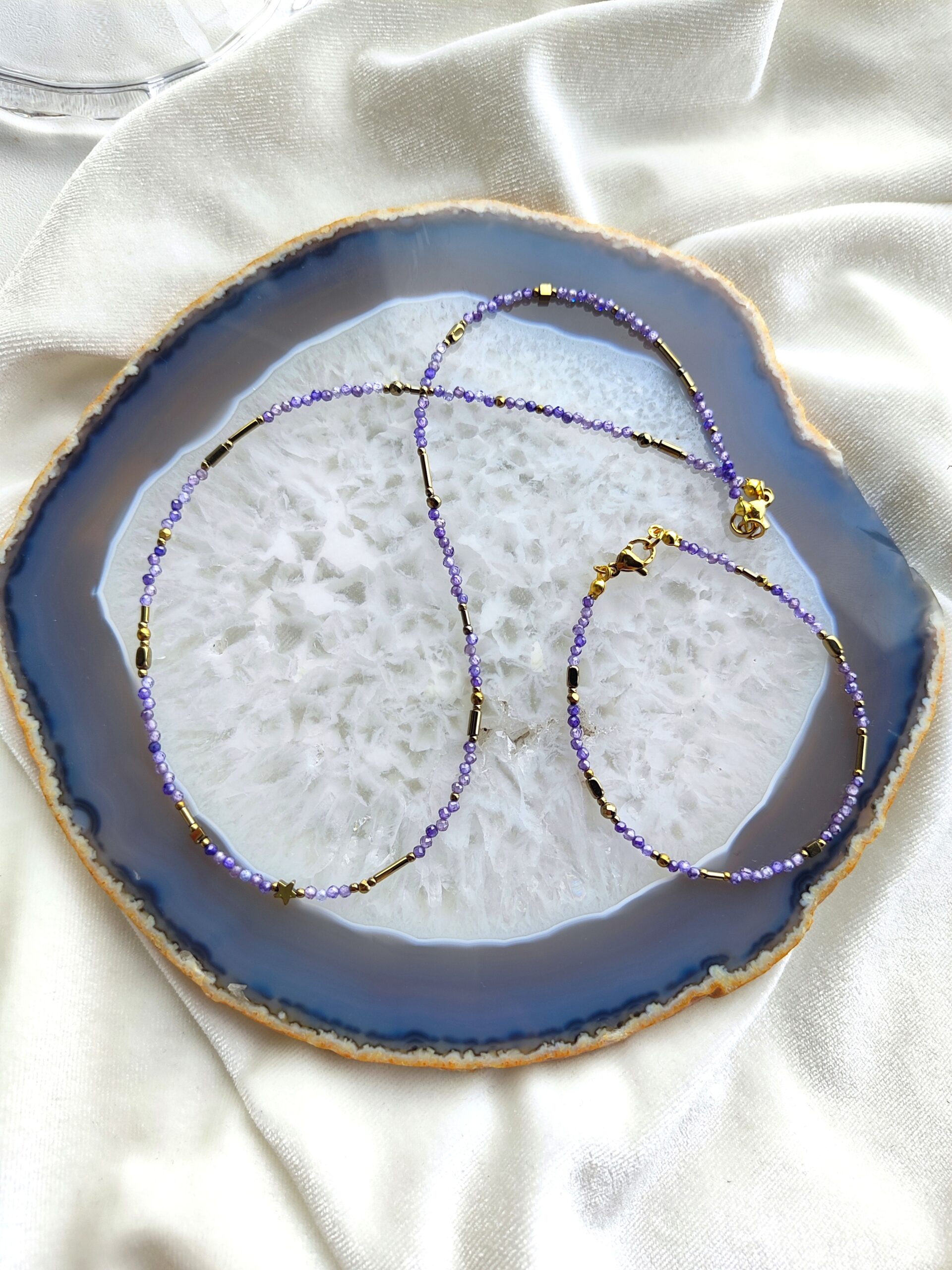 Šviesiai violetinės spalvos cirkonio rinkinys