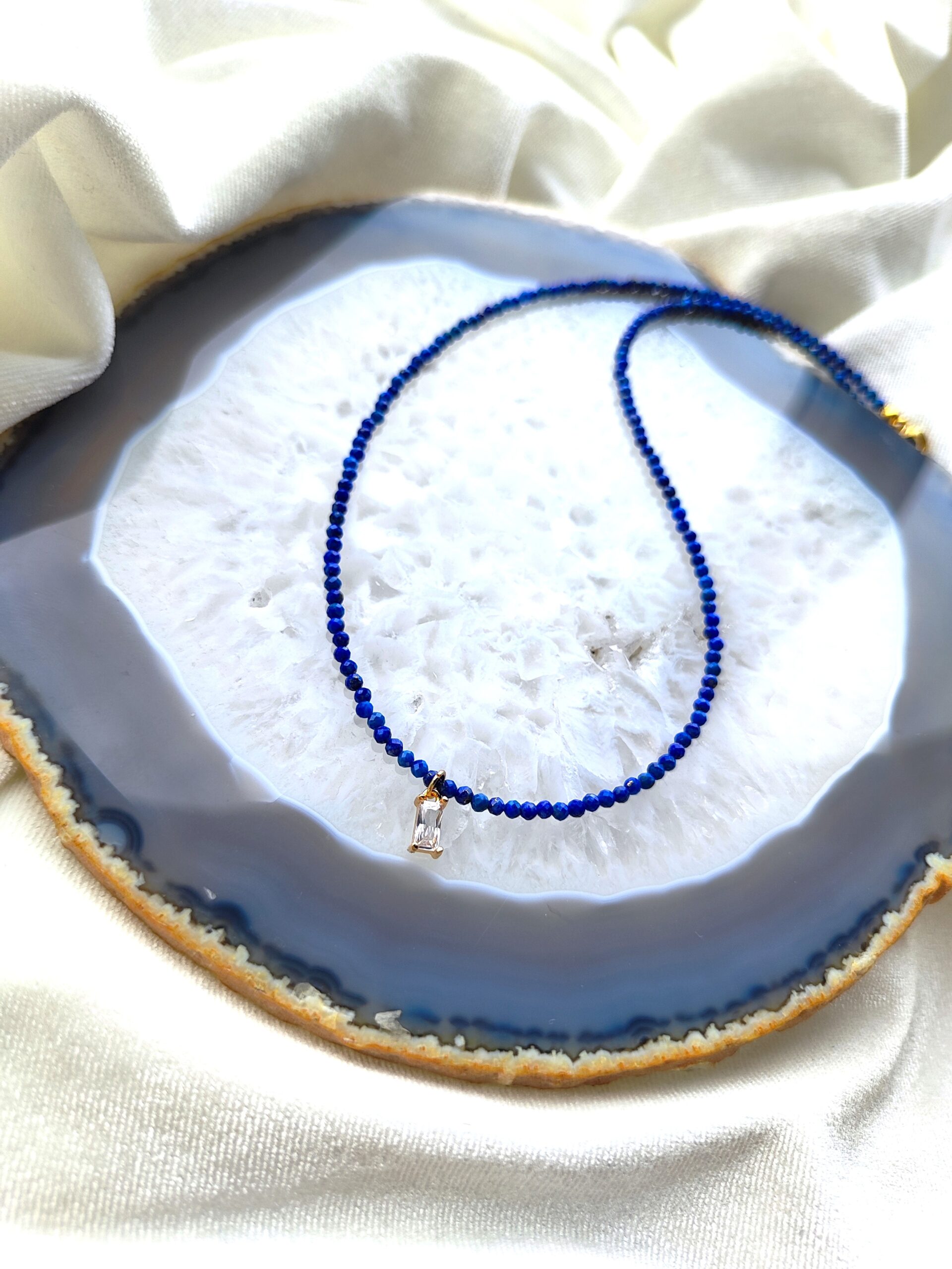 Smulkus lazurito vėrinys su pakabuku