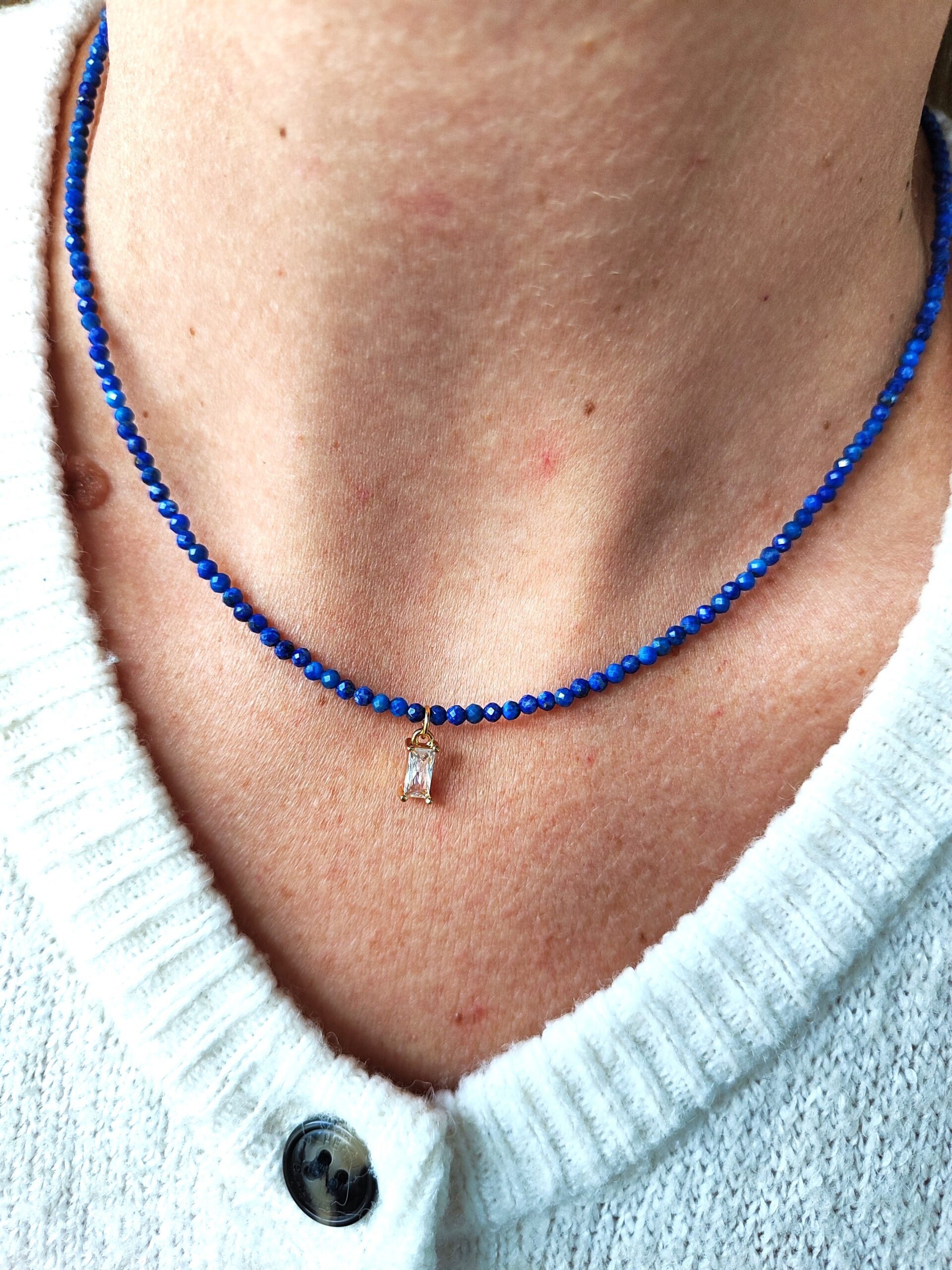 Smulkus lazurito vėrinys su pakabuku