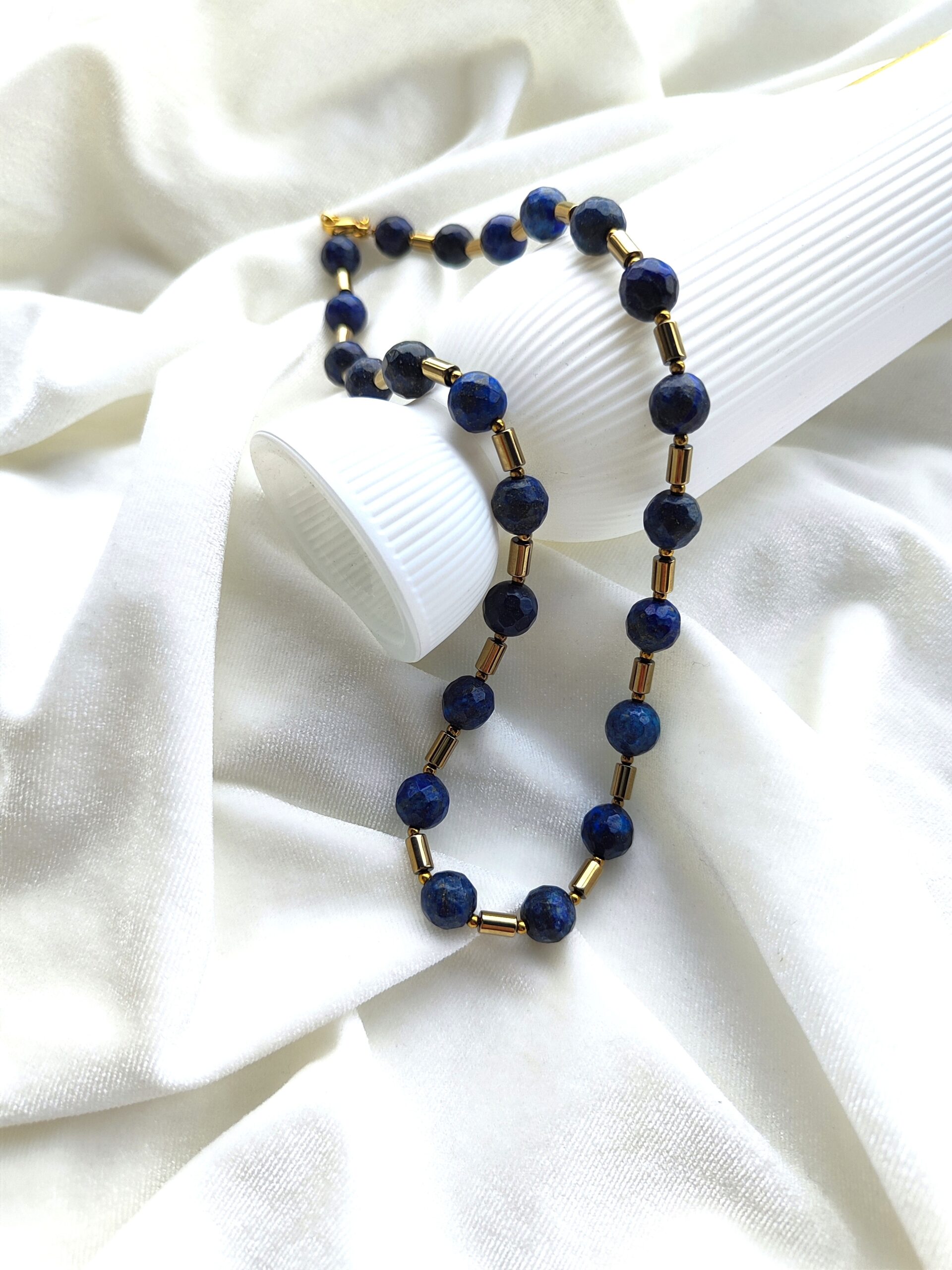 Lazurito ir hematito vėrinys