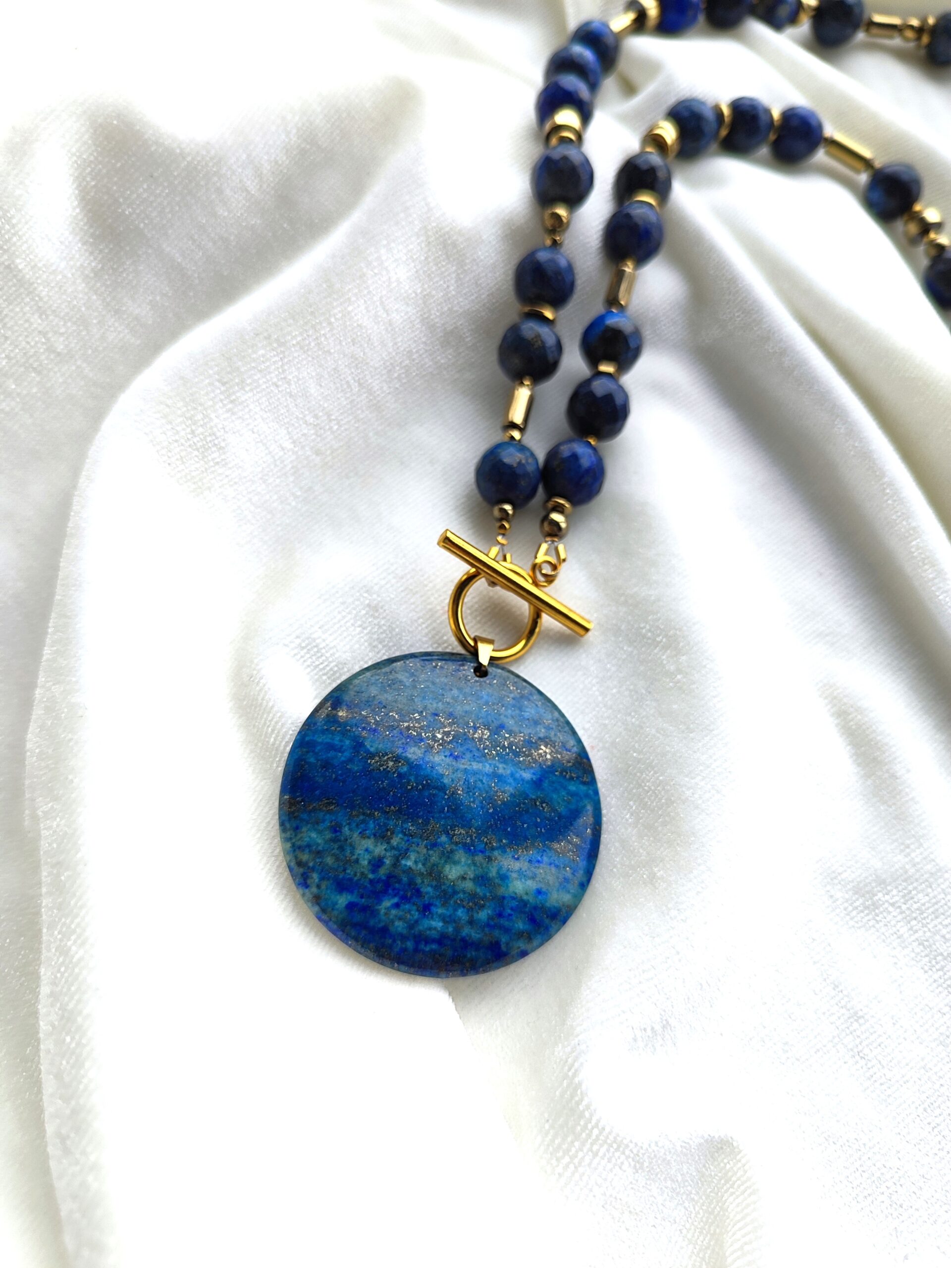 Lazurito vėrinys su pakabuku