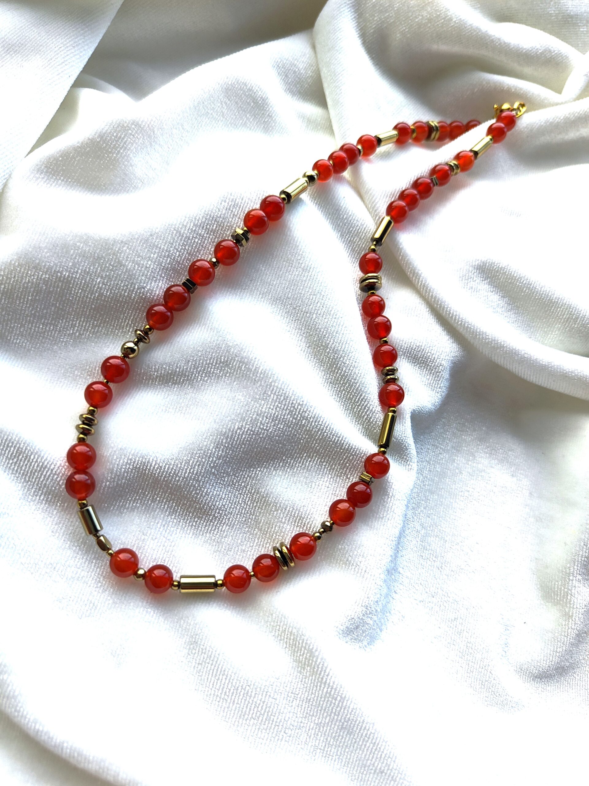 Karneolio ir hematito vėrinys