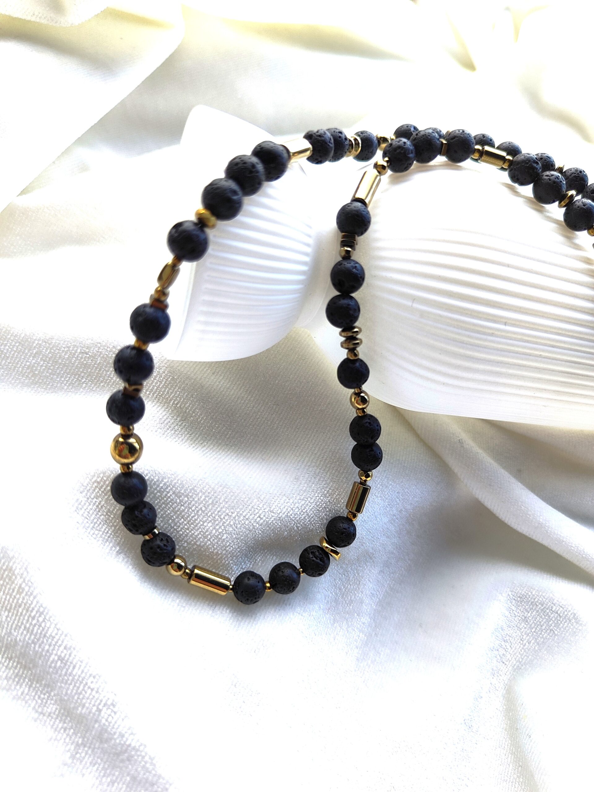 Juodos lavos ir hematito vėrinys