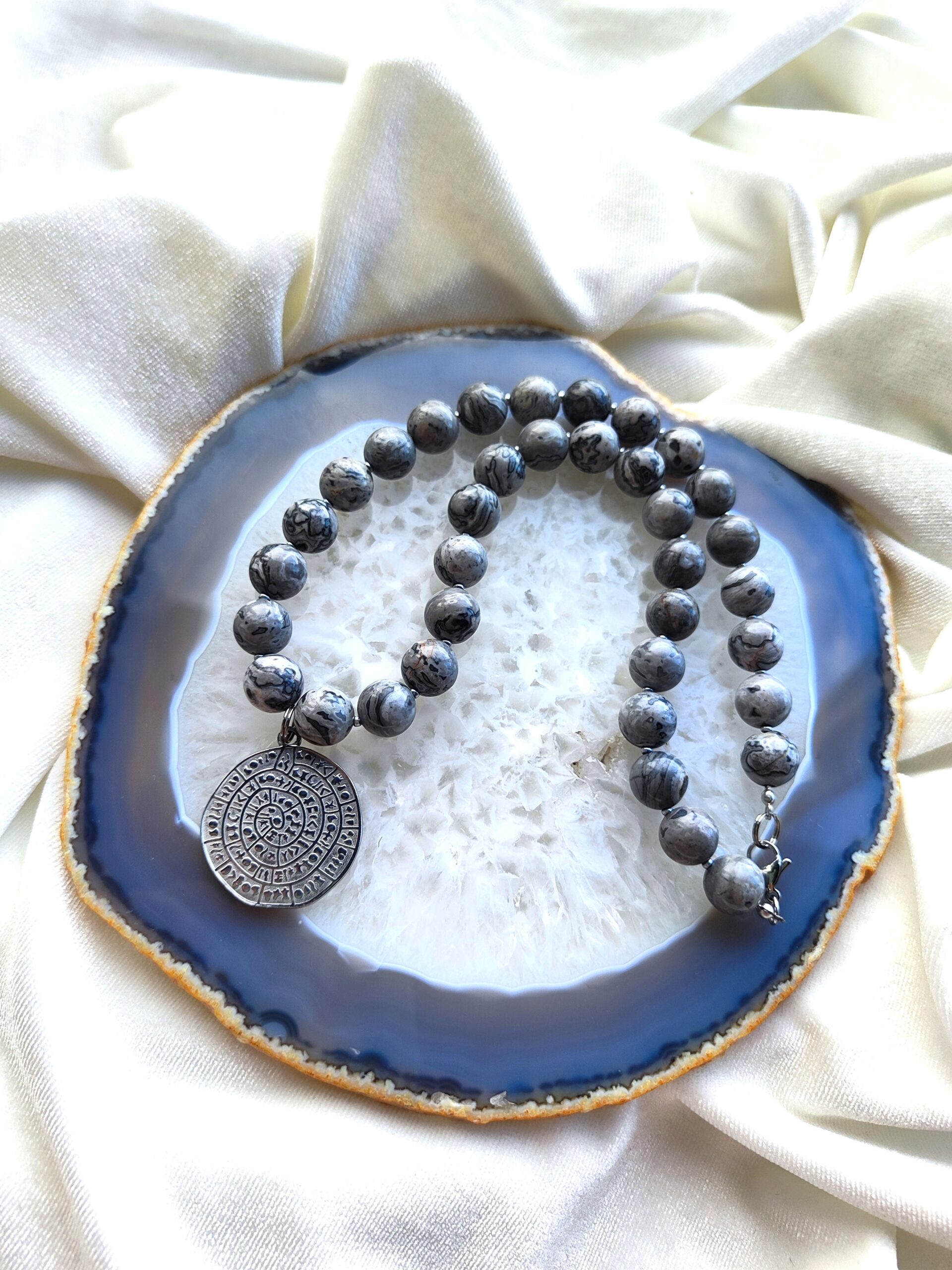 Pilko jaspio vėrinys su pakabuku