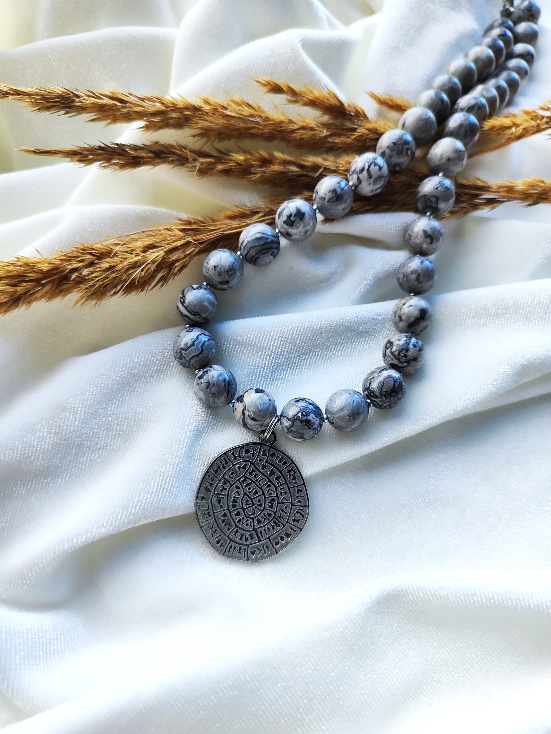 Pilko jaspio vėrinys su pakabuku