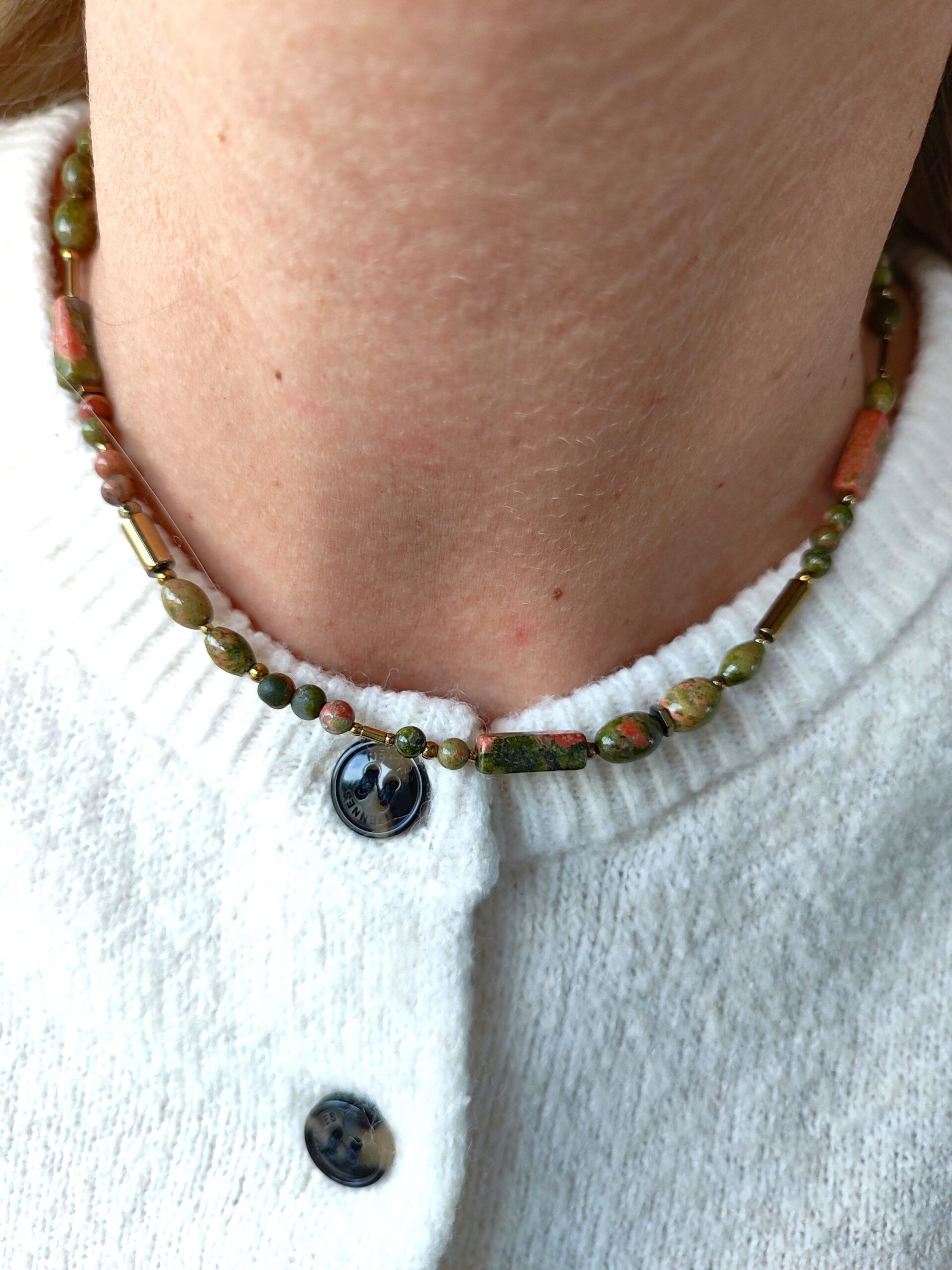 Unakito ir hematito vėrinys