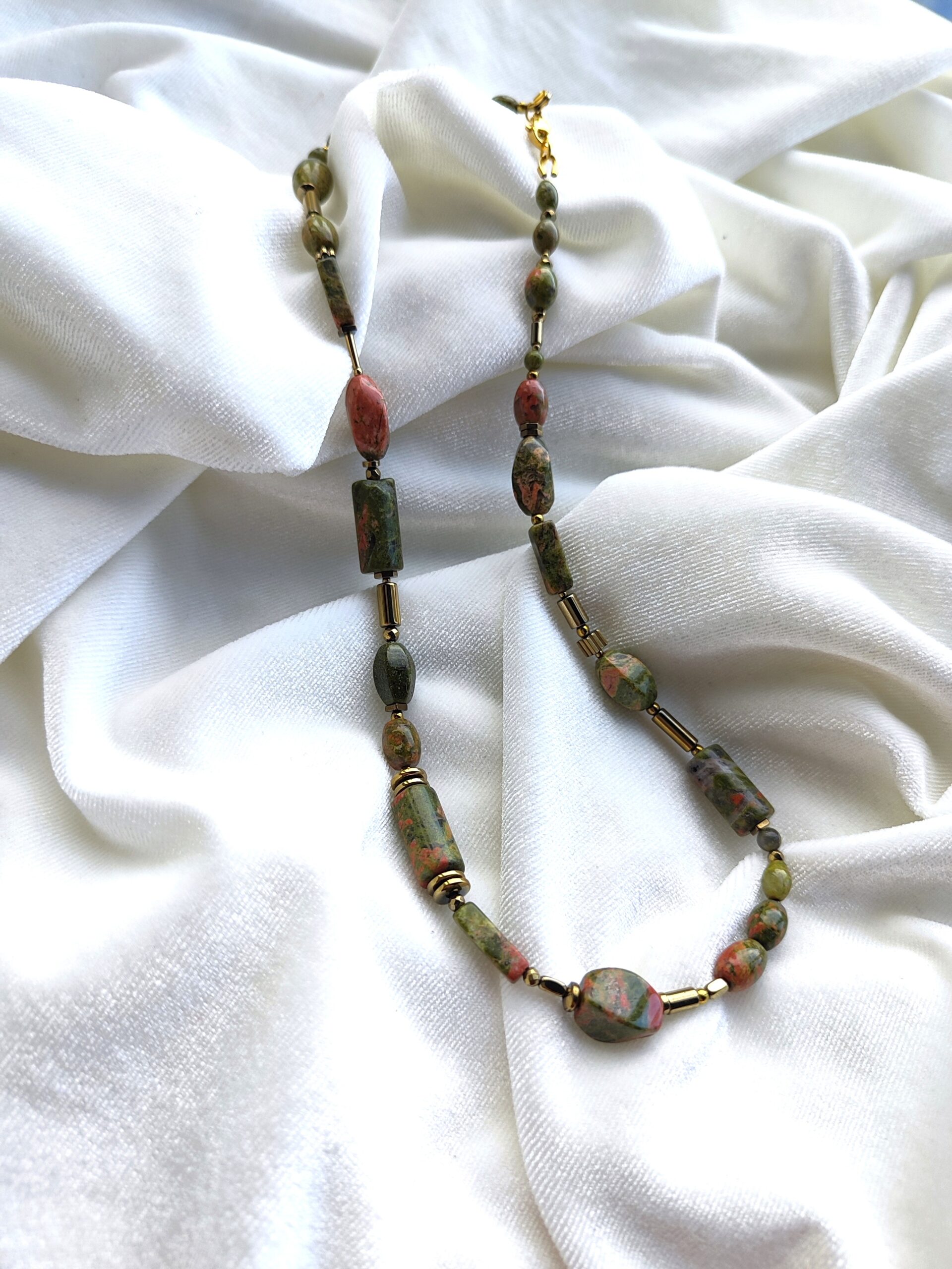 Unakito ir hematito vėrinys