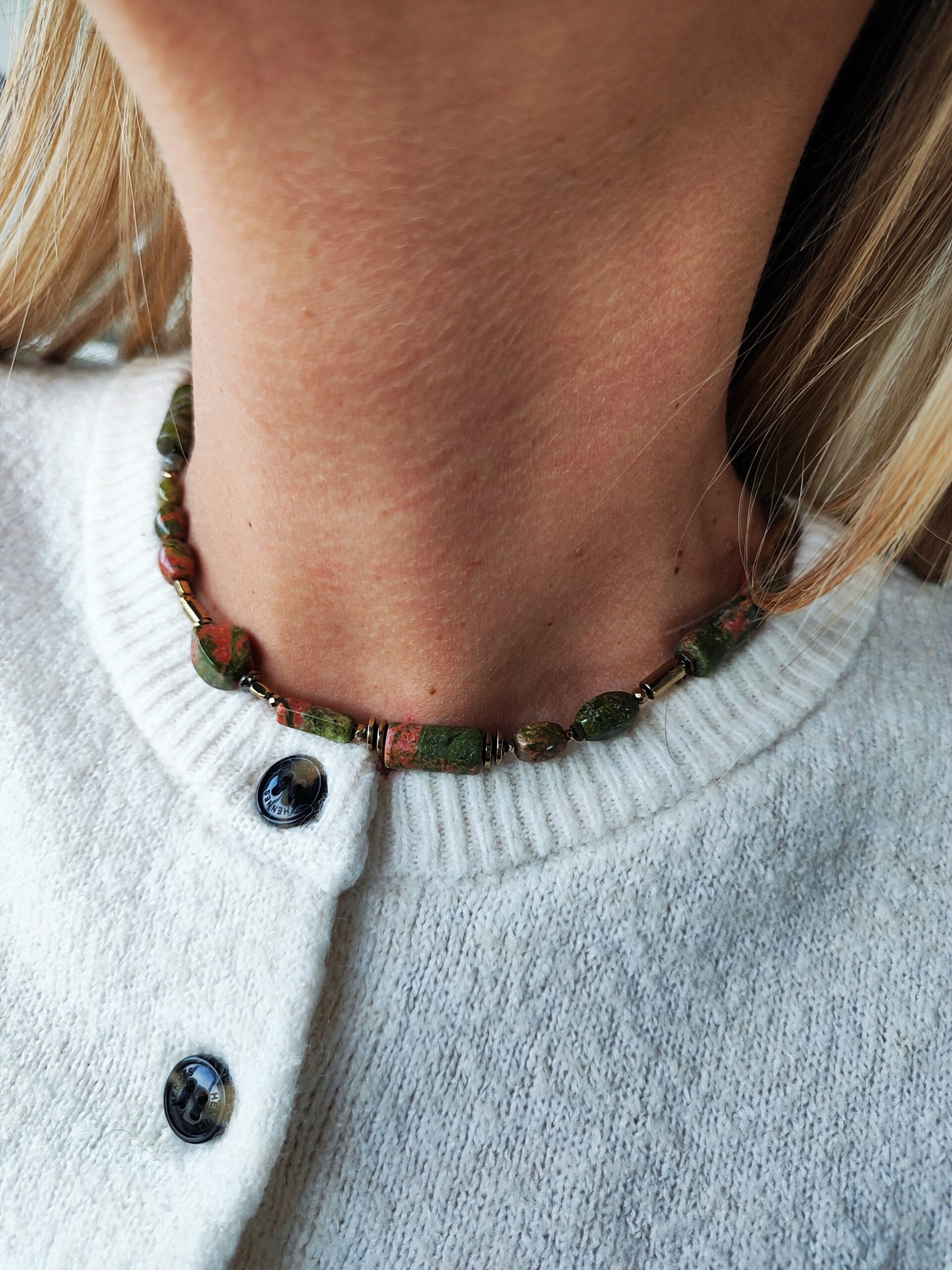 Unakito ir hematito vėrinys