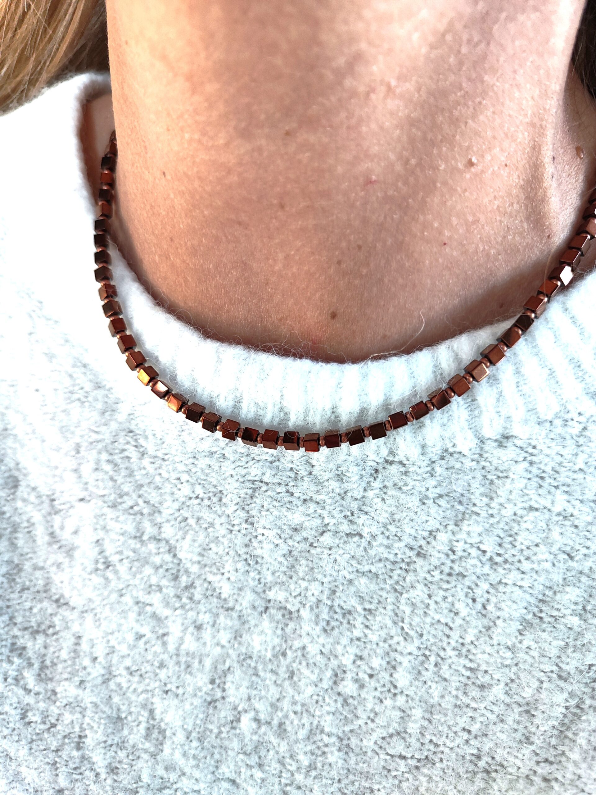 Hematito vėrinys su vario spalvos detalėmis