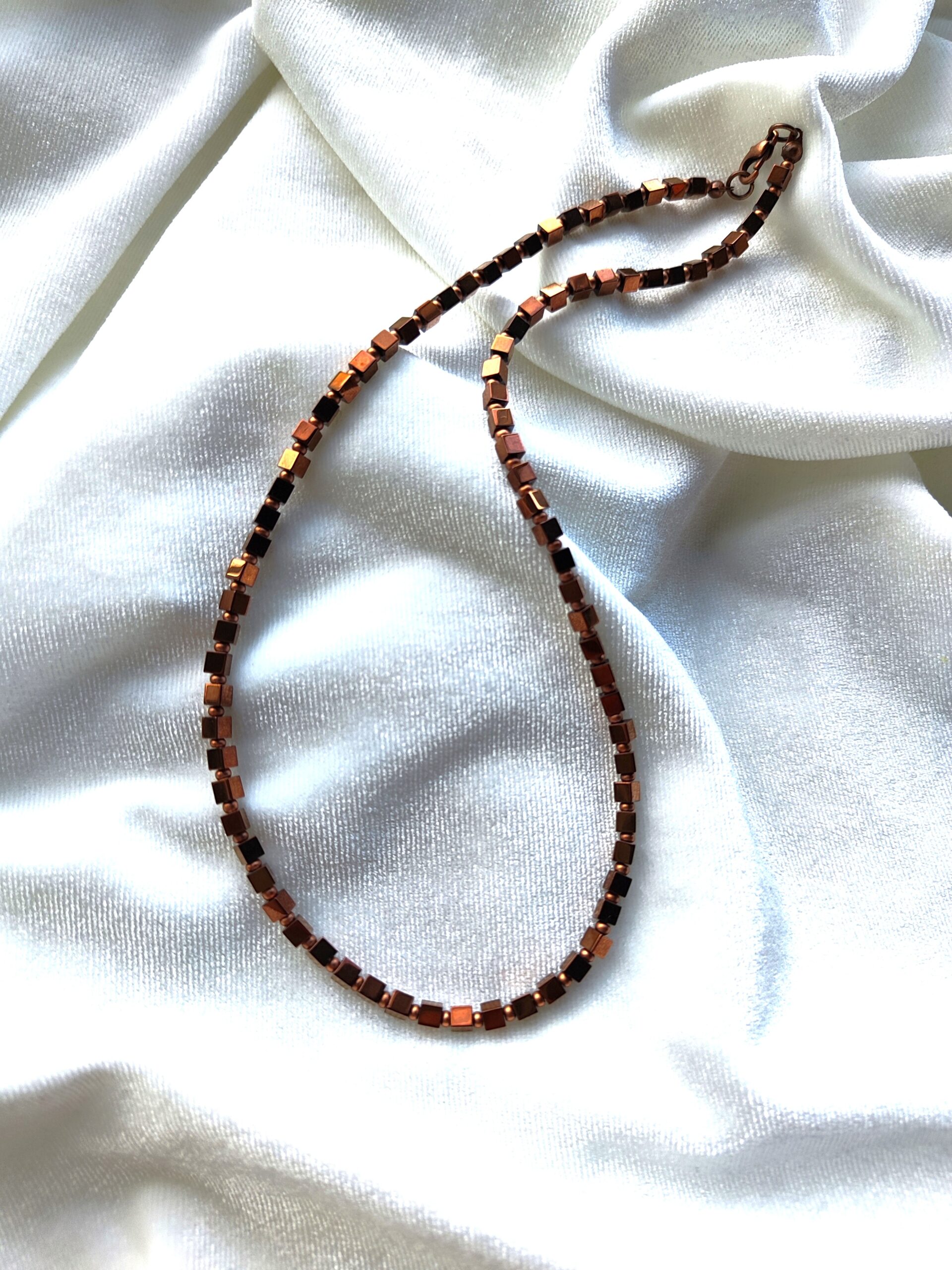 Hematito vėrinys su vario spalvos detalėmis