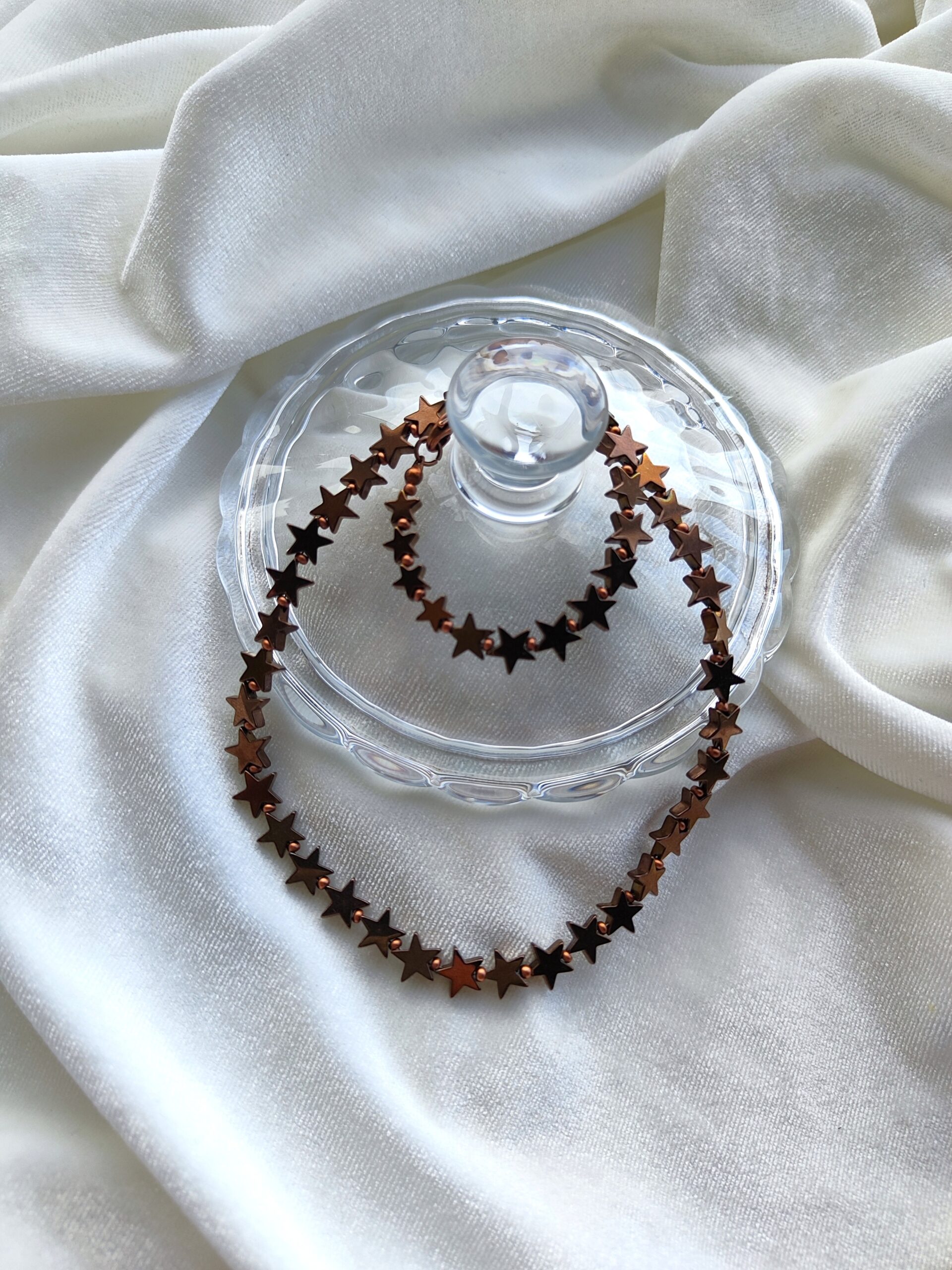 Hematito žvaigždžių vėrinys