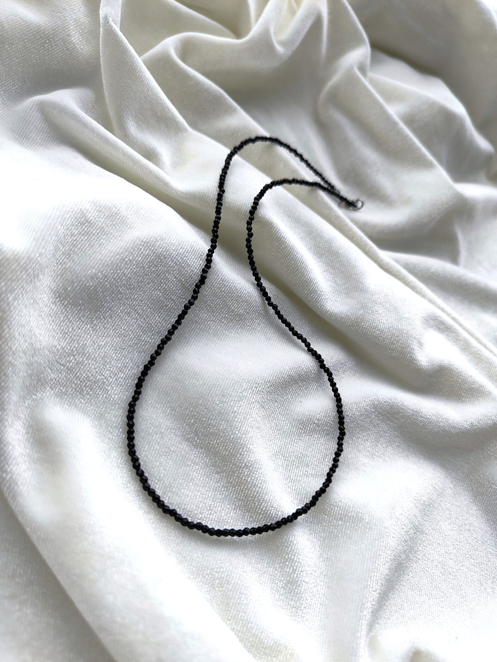 Smulkus juodo špinelio vėrinys