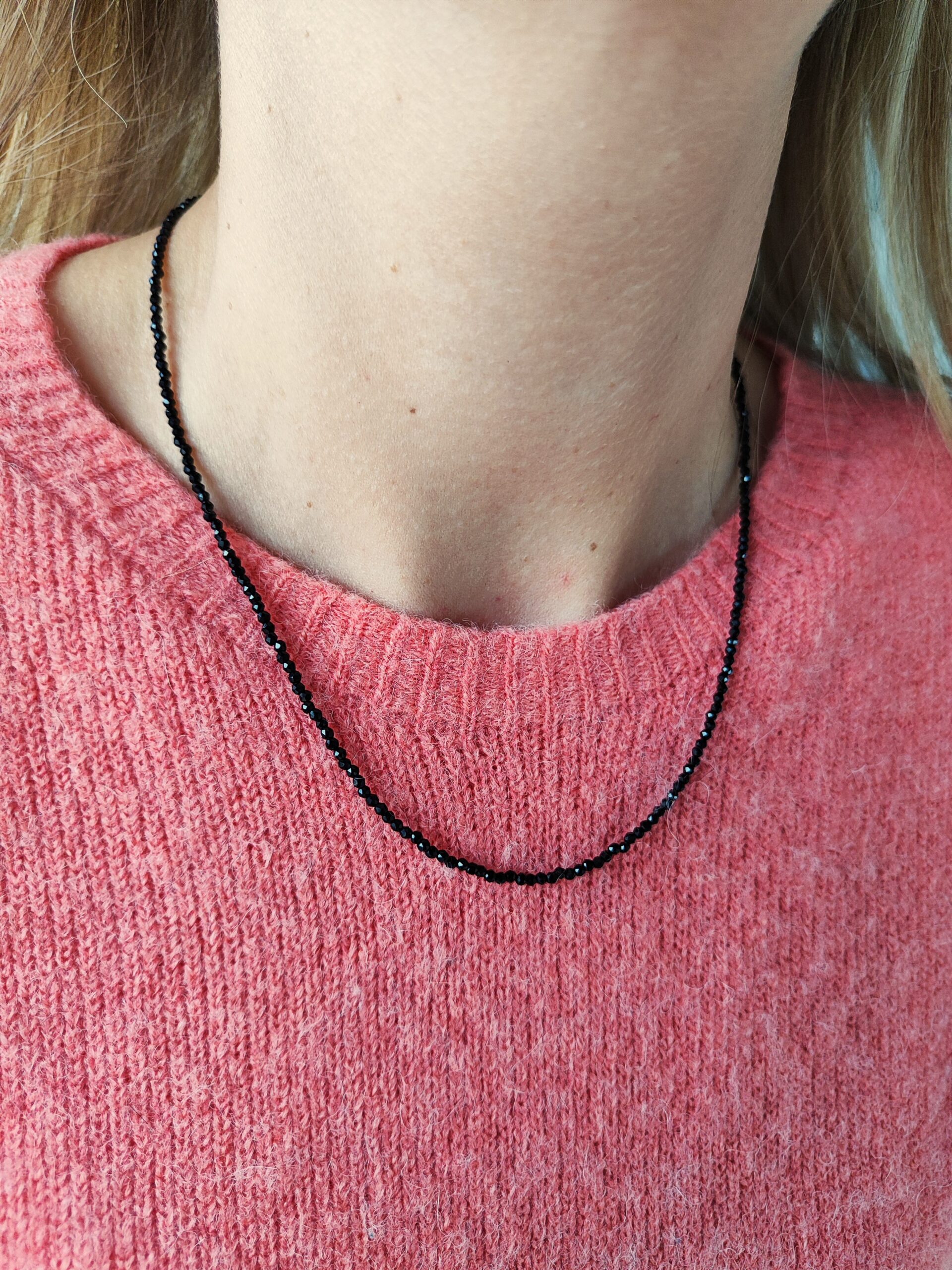 Smulkus juodo špinelio vėrinys