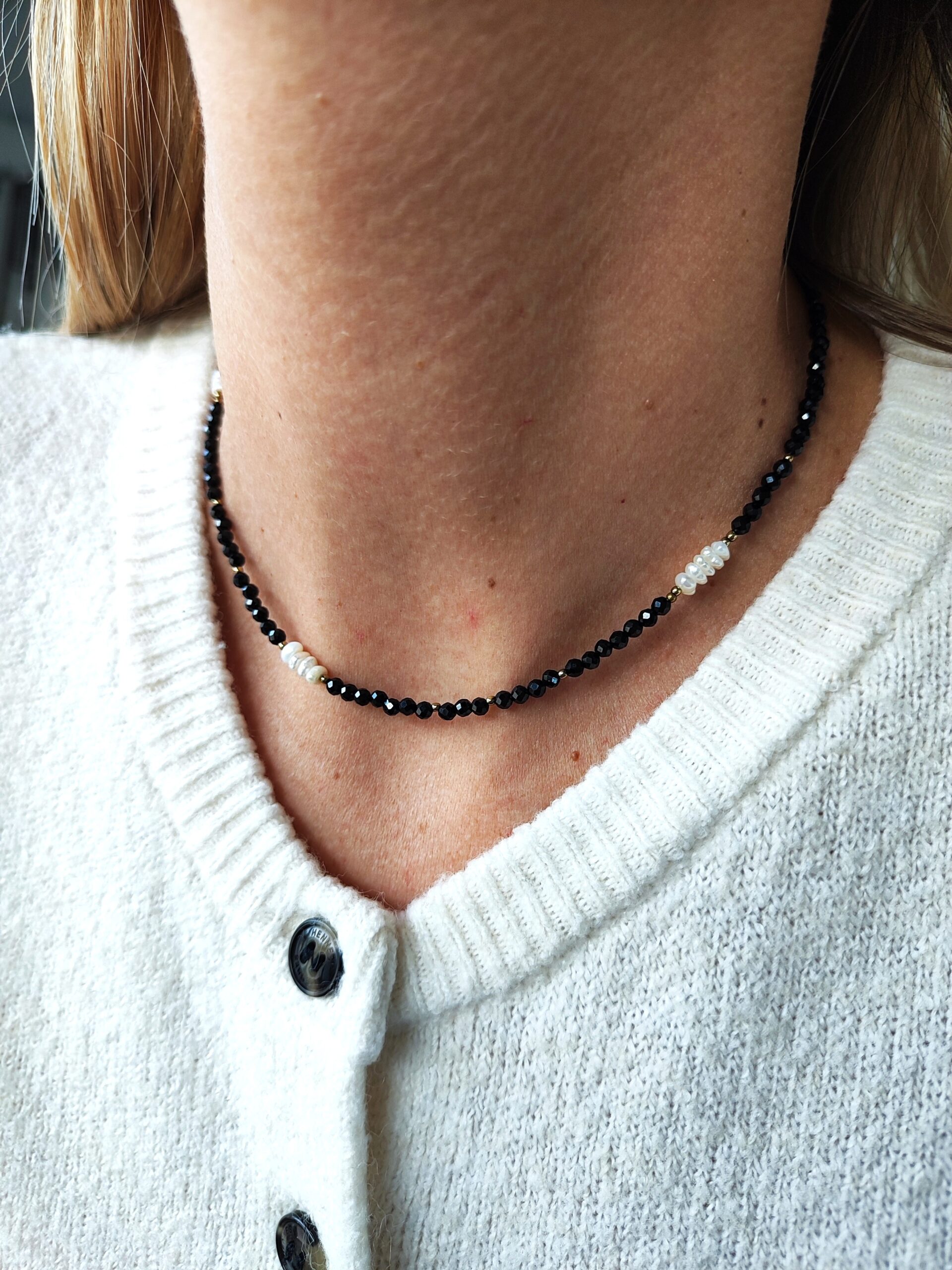 Natūralaus špinelio ir upinių perlų vėrinys