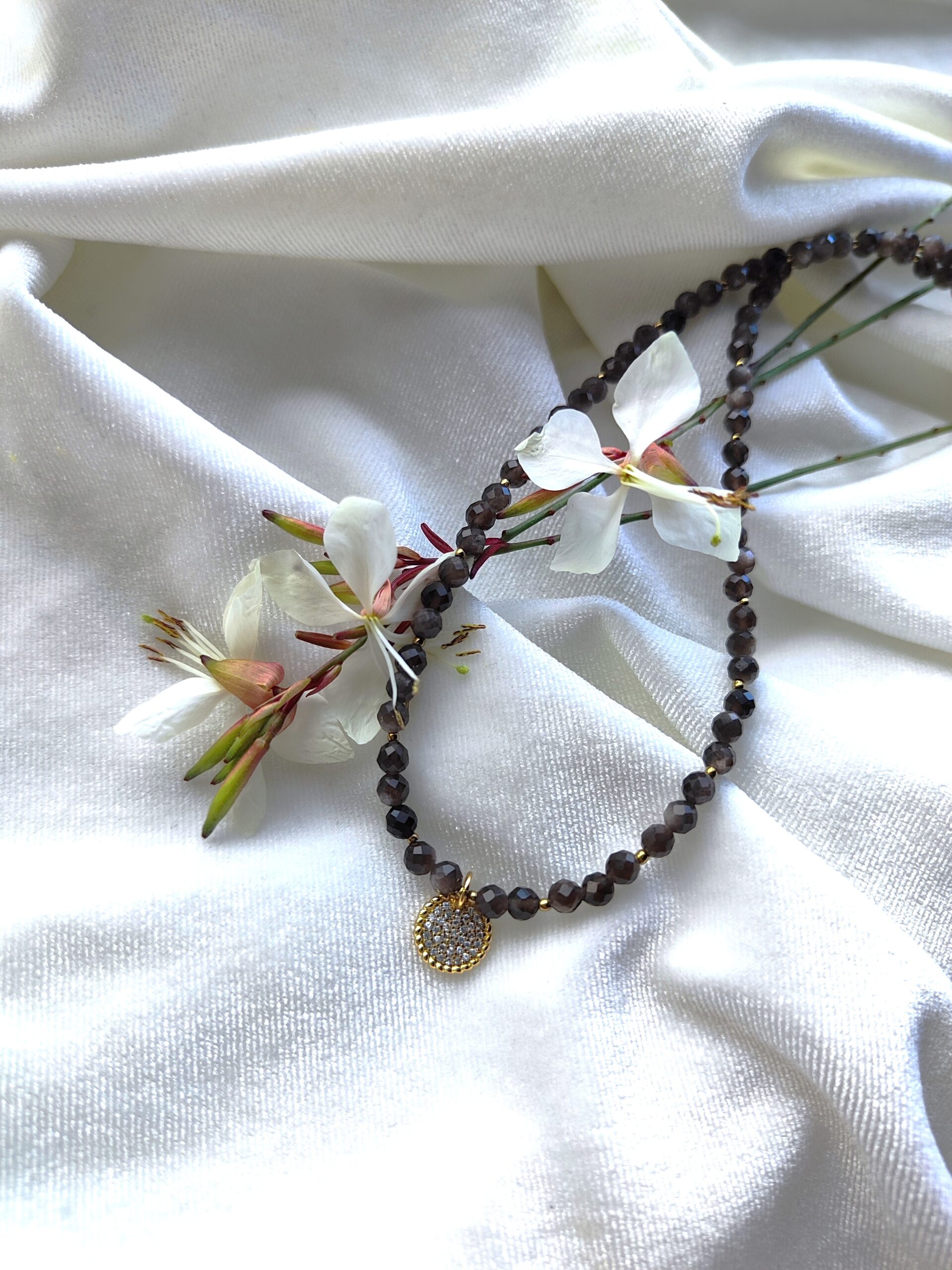 Pilko turmalino vėrinys