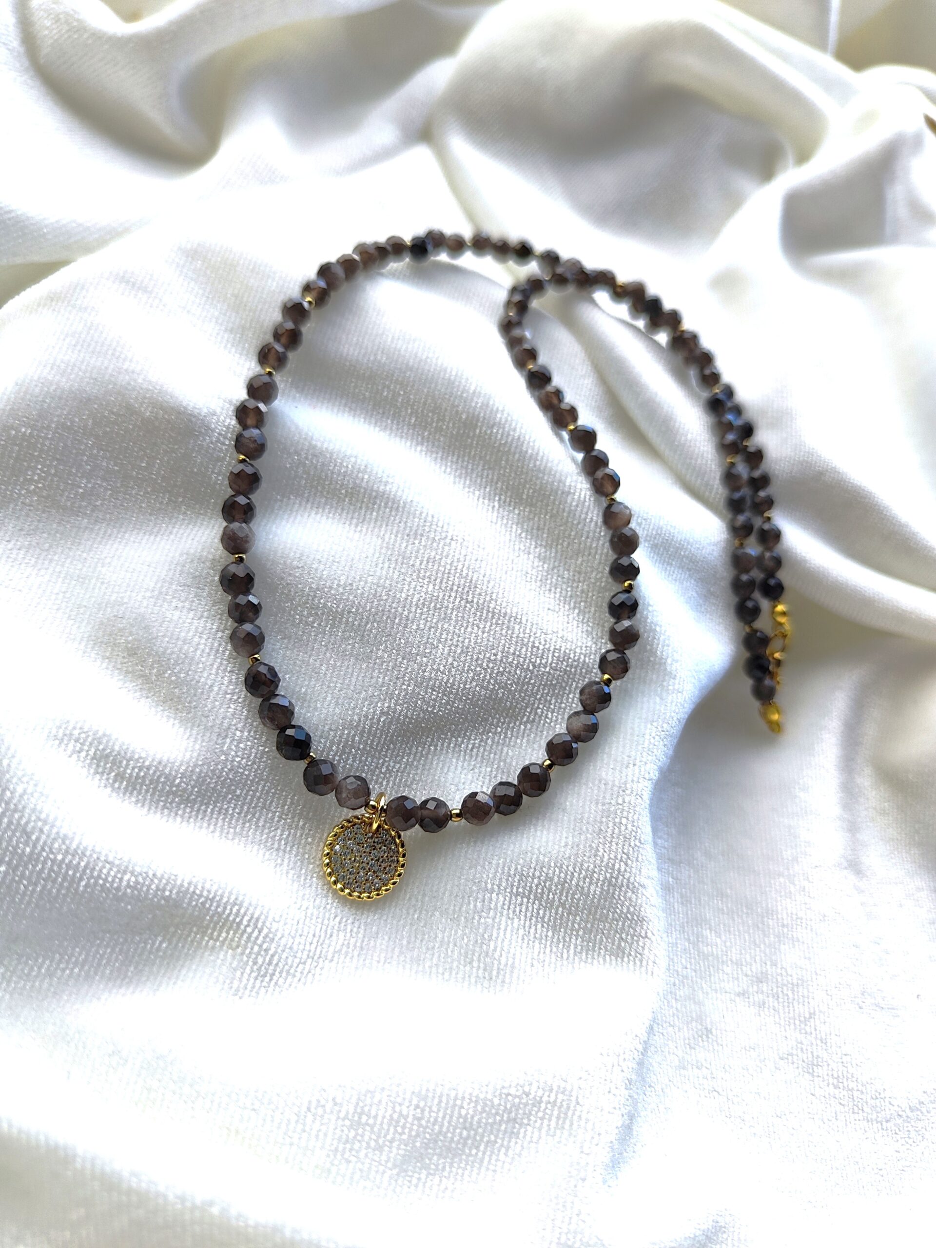 Pilko turmalino vėrinys