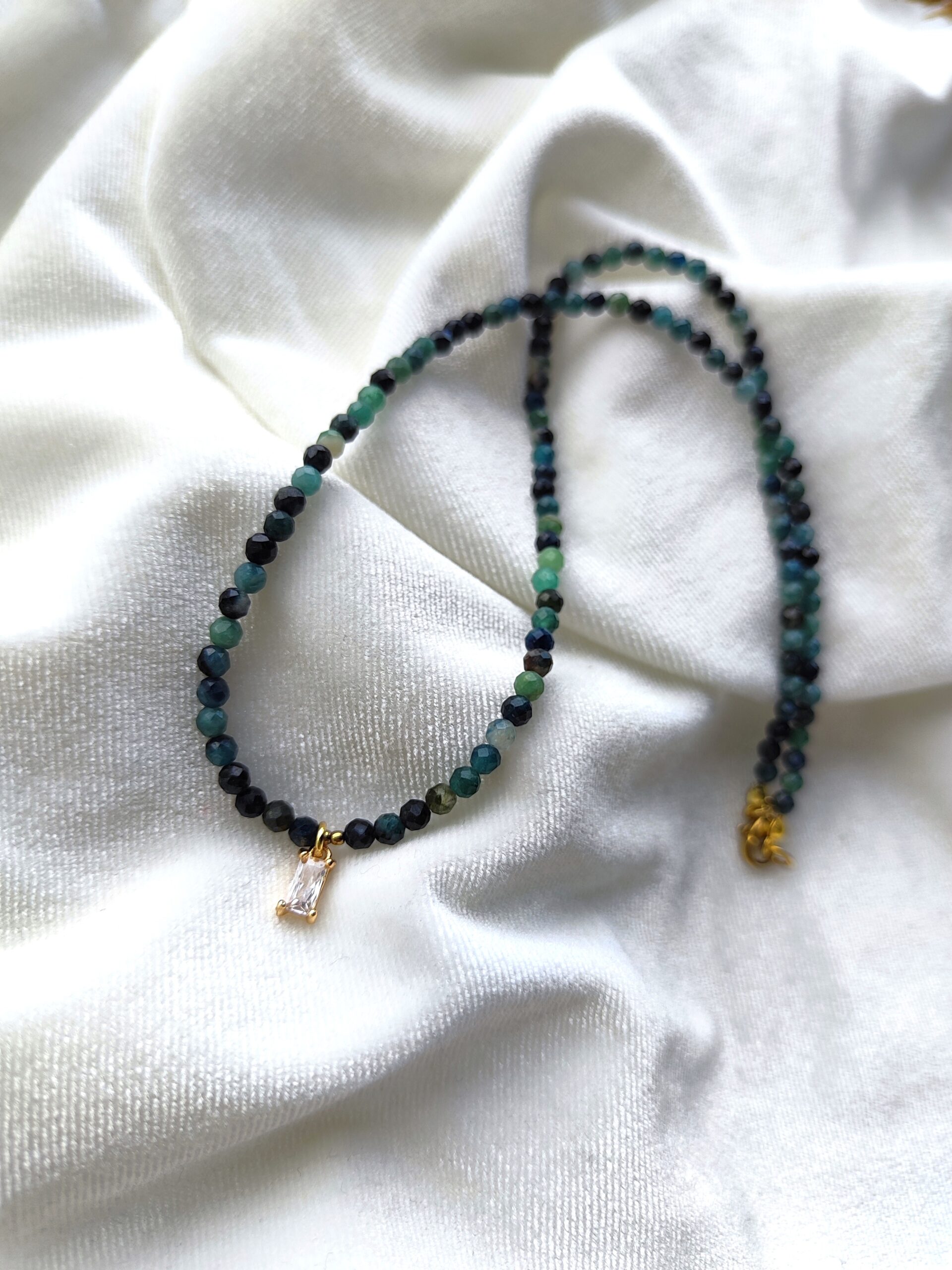 Mėlyno turmalino vėrinys