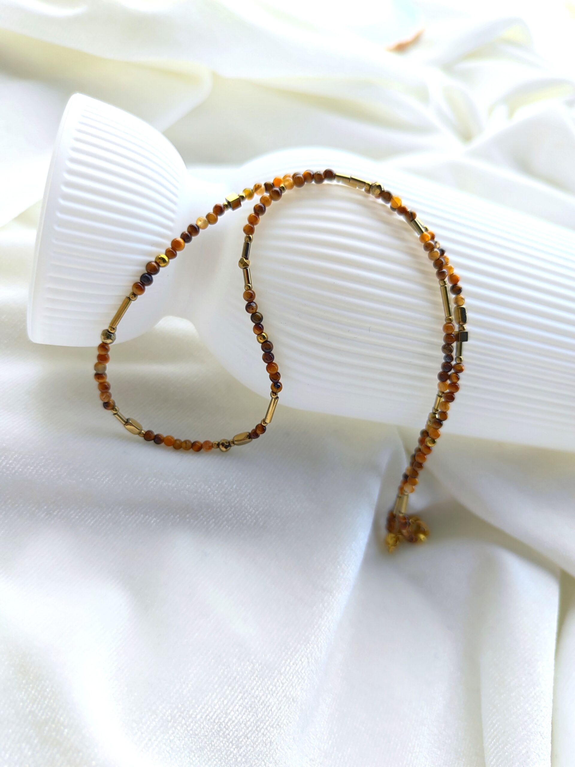 tigro akies ir hematito vėrinys