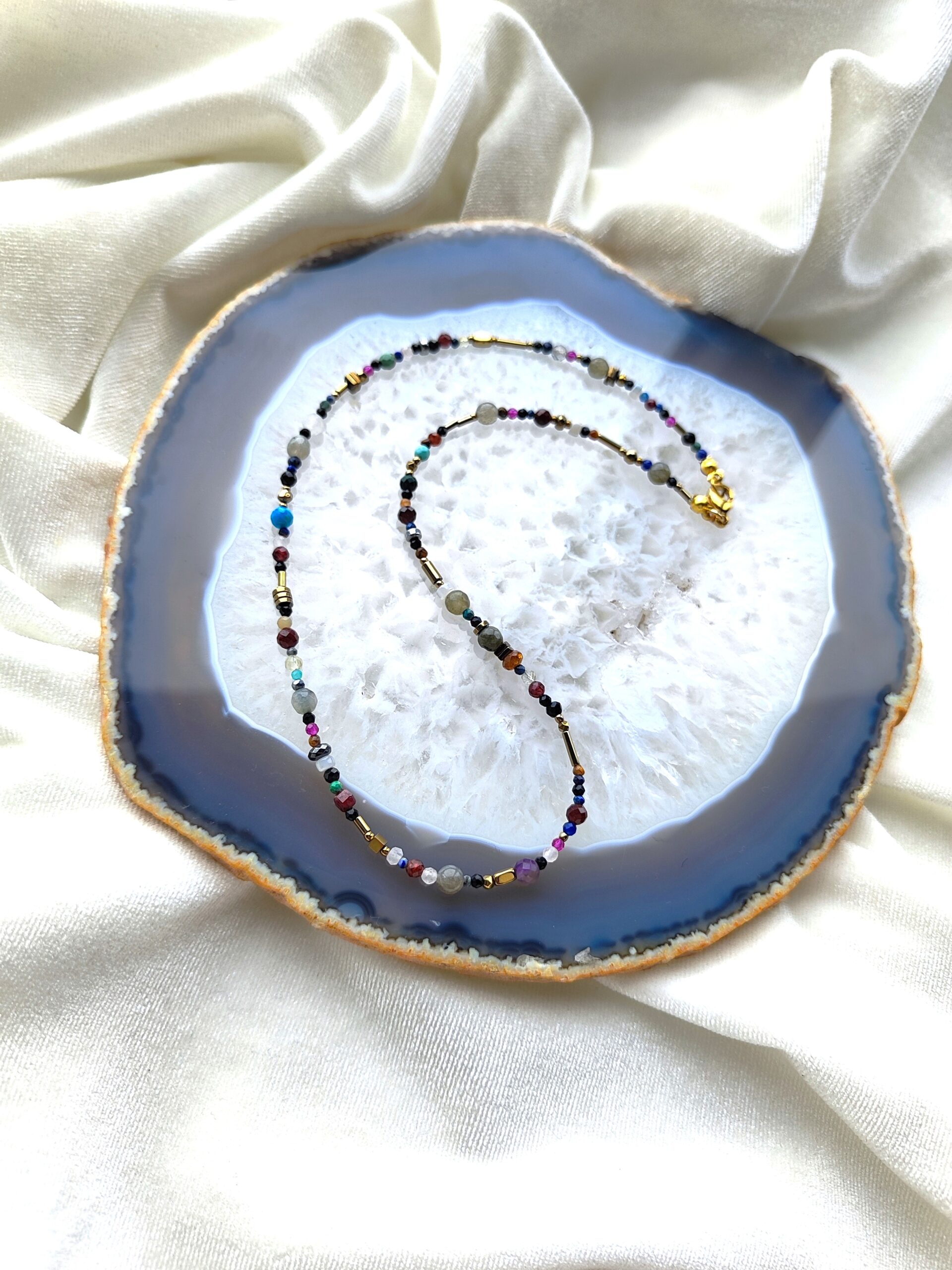 Įvairių natūralių akmenukų vėrinys