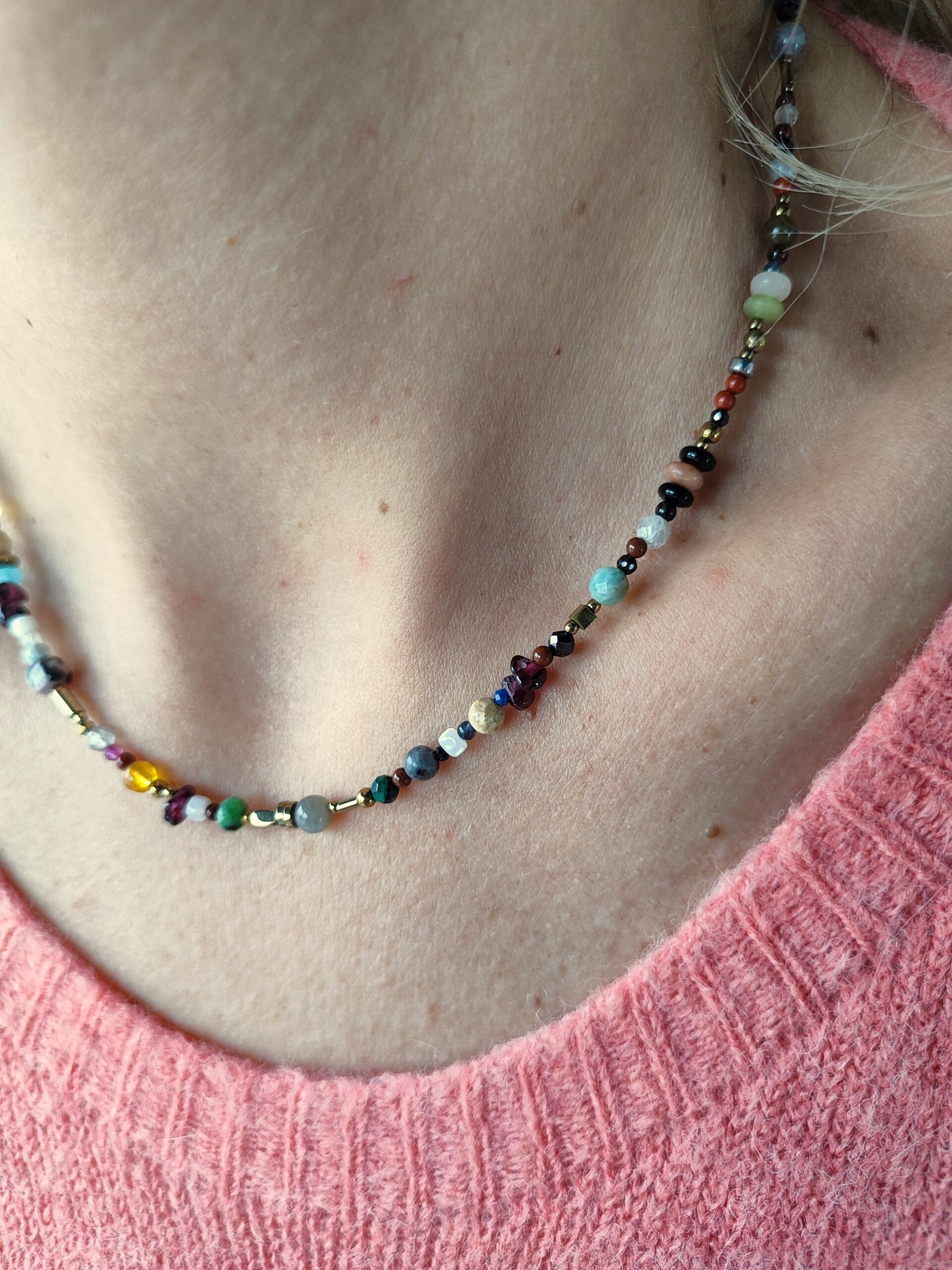 Smulkus, įvairių, natūralių akmenukų vėrinys