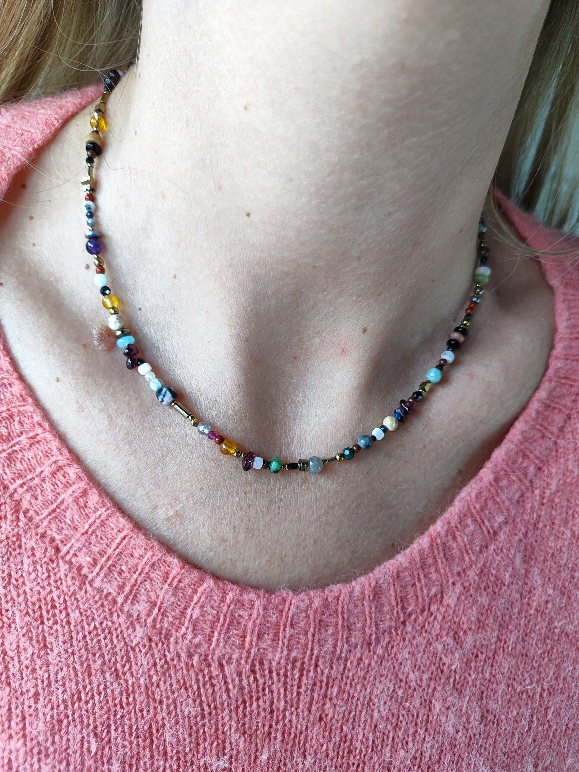 Smulkus, įvairių, natūralių akmenukų vėrinys