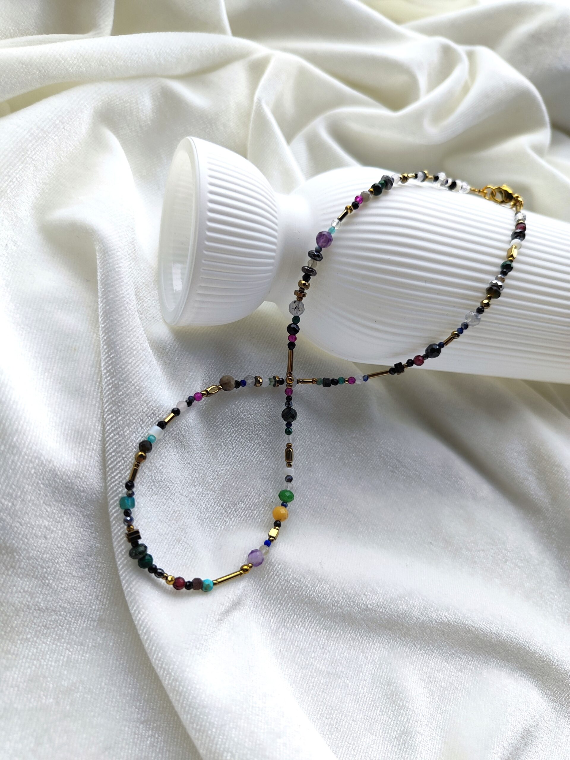 Įvairių, natūralių akmenukų vėrinys