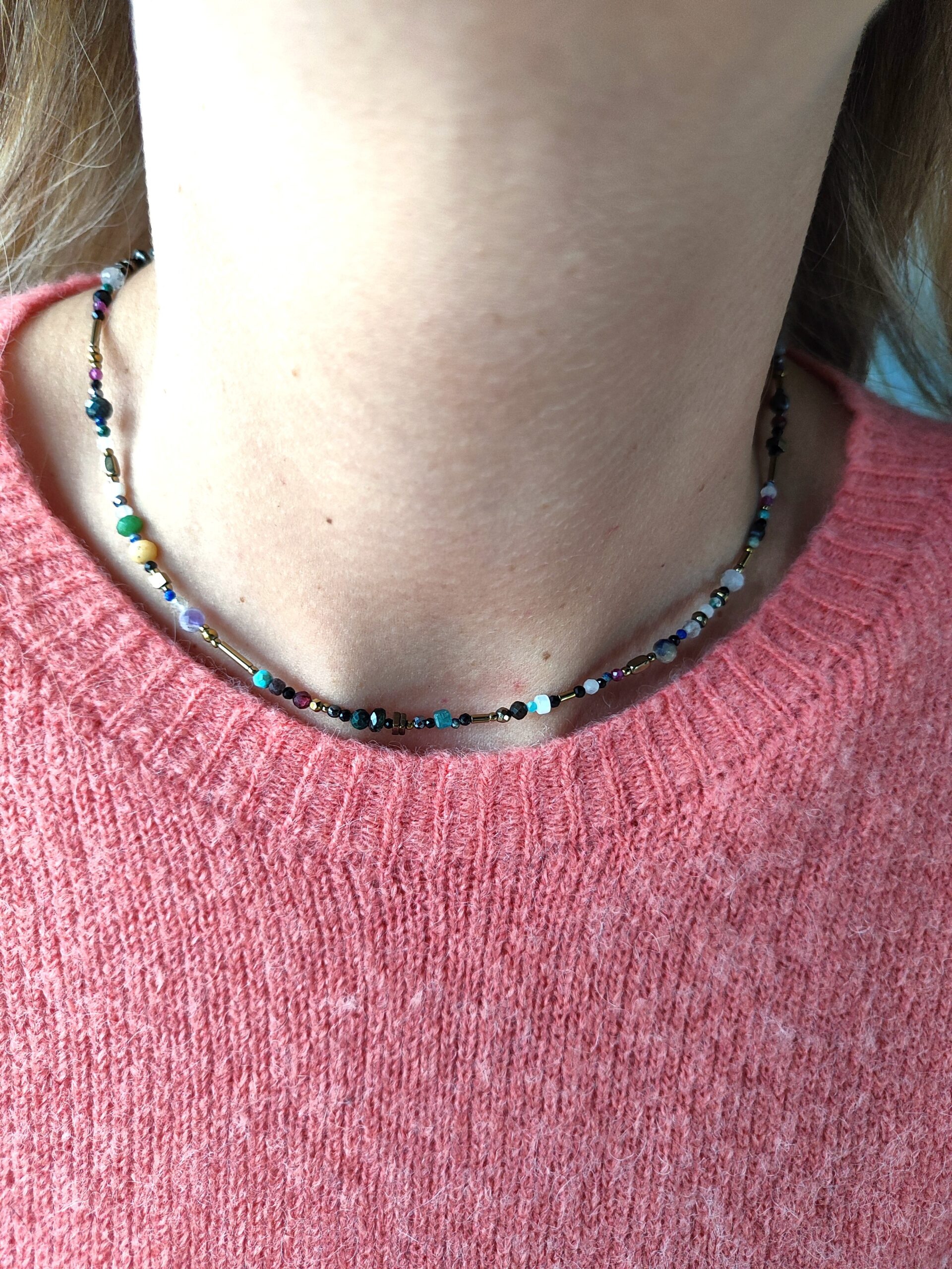 Įvairių, natūralių akmenukų vėrinys