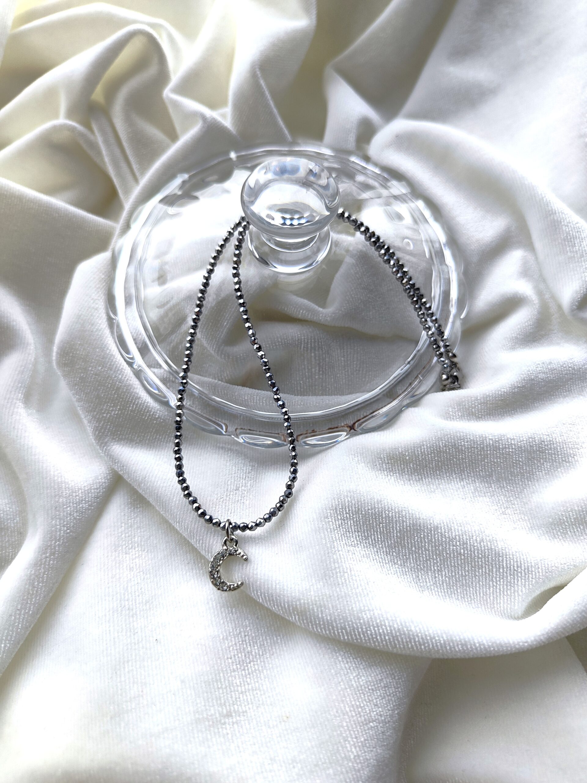 Pilkos spalvos vėrinys su pakabuku