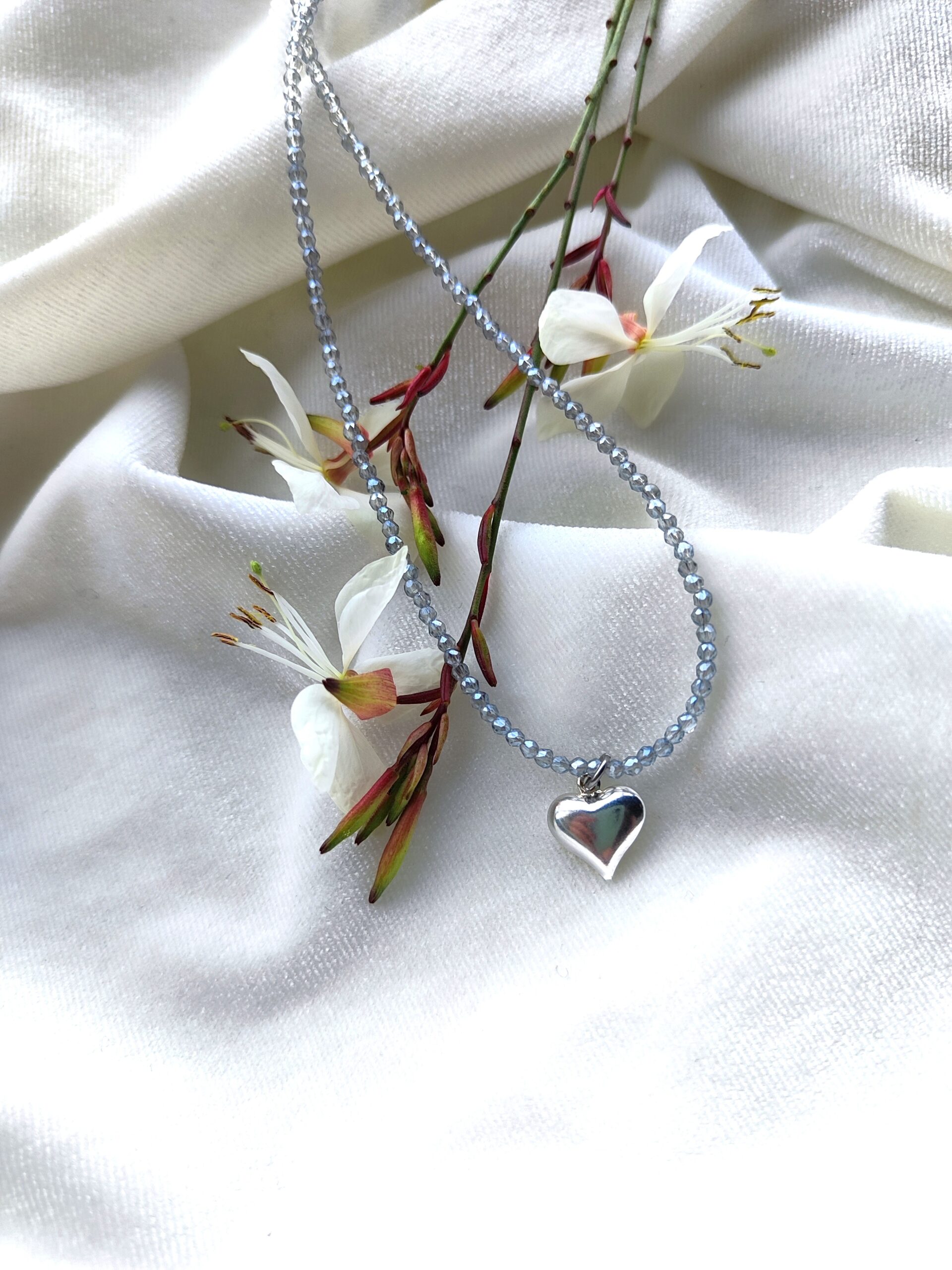 Stiklo vėrinys su širdelės pakabuku