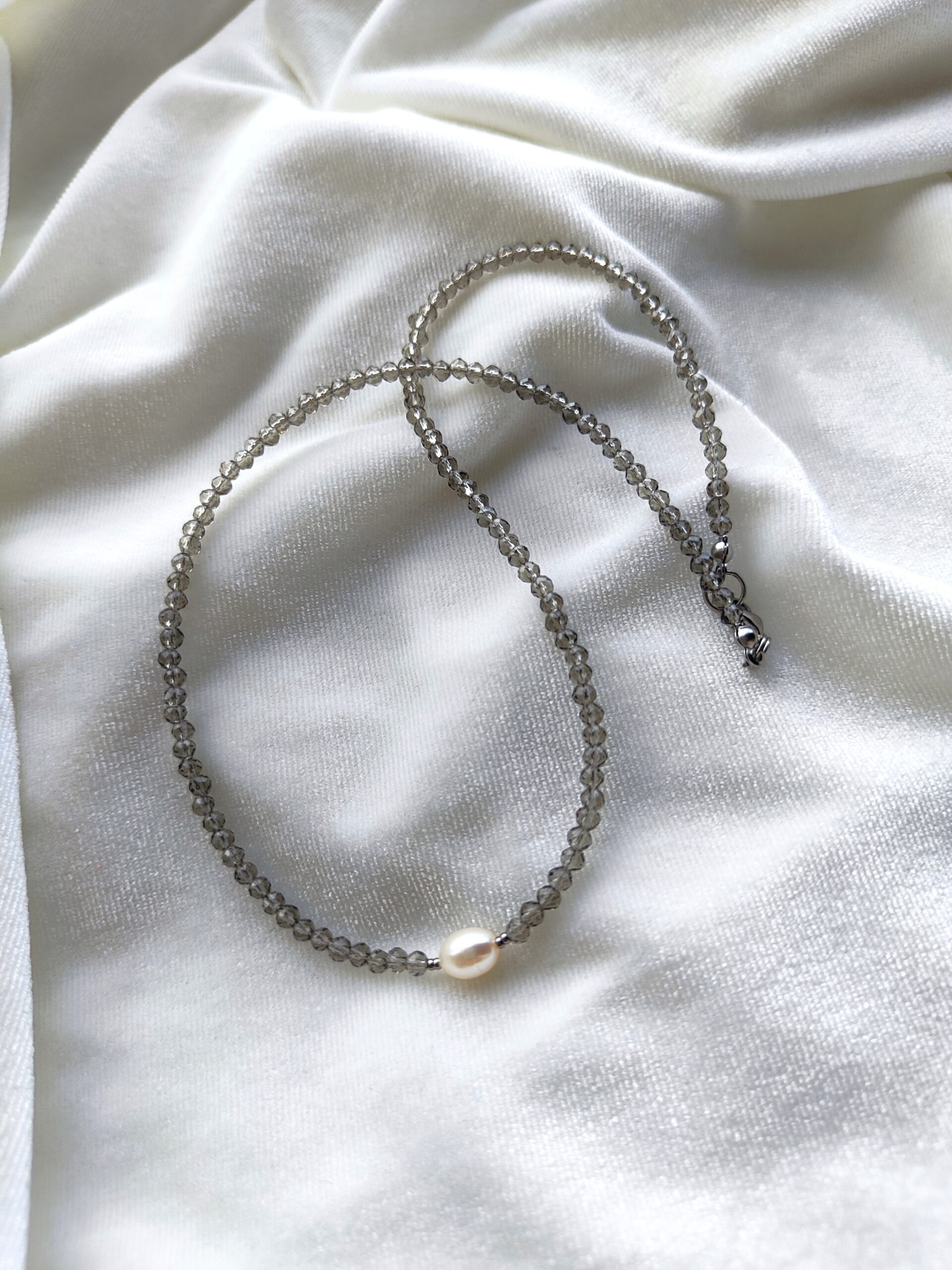 3 mm pilkos splavos stiklinių kristalų ir upinio perlo vėrinys