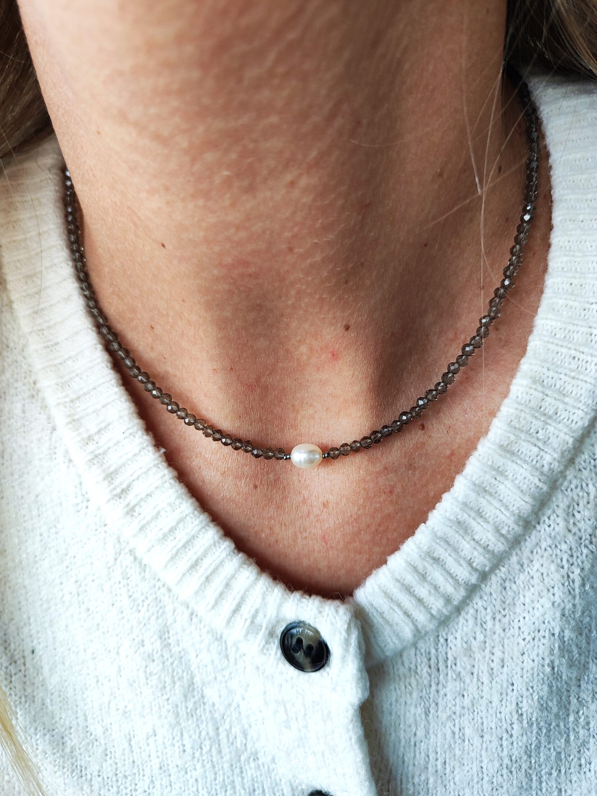 3 mm pilkos splavos stiklinių kristalų ir upinio perlo vėrinys