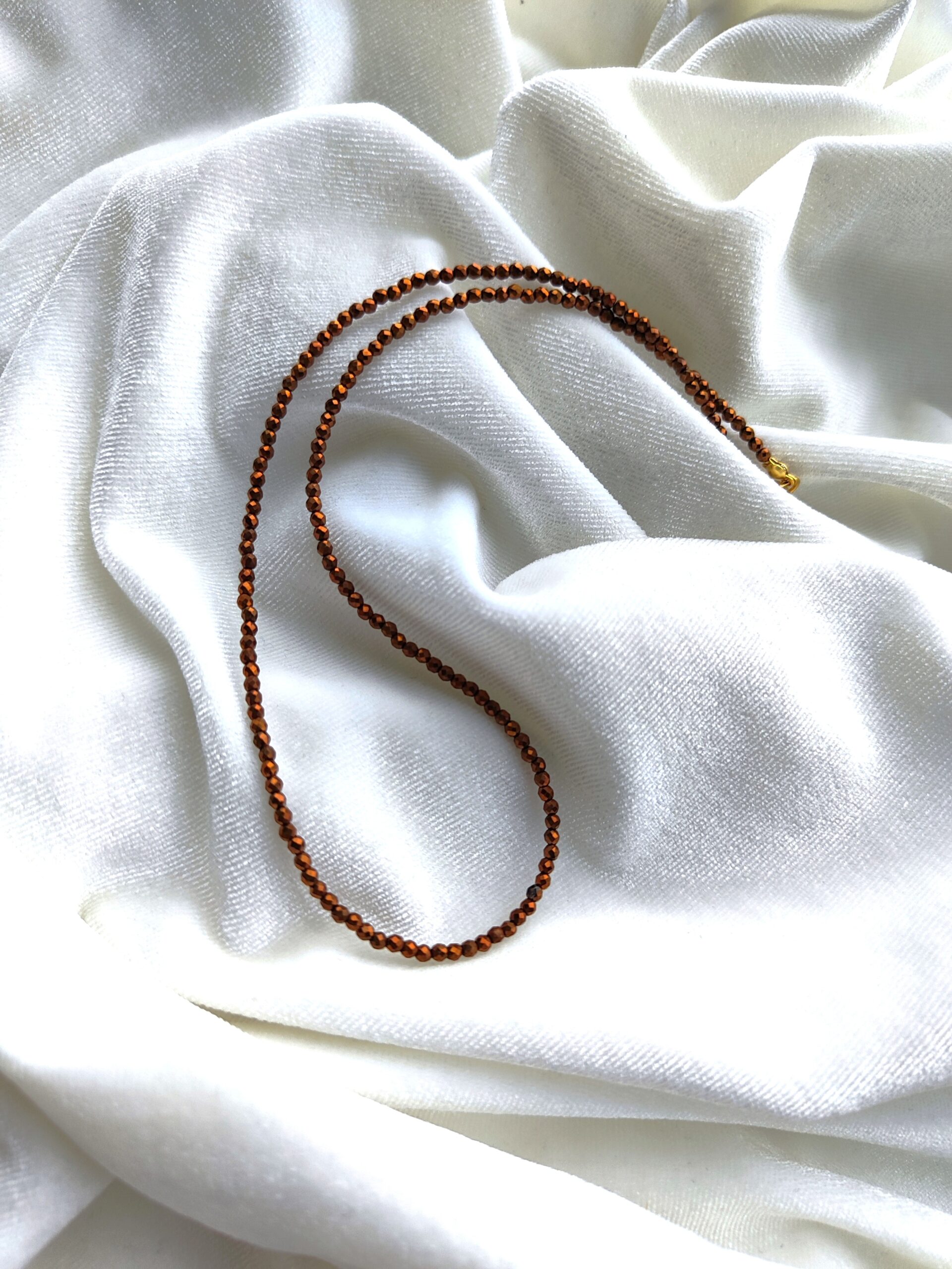 Bronzos spalvos stiklo vėrinys