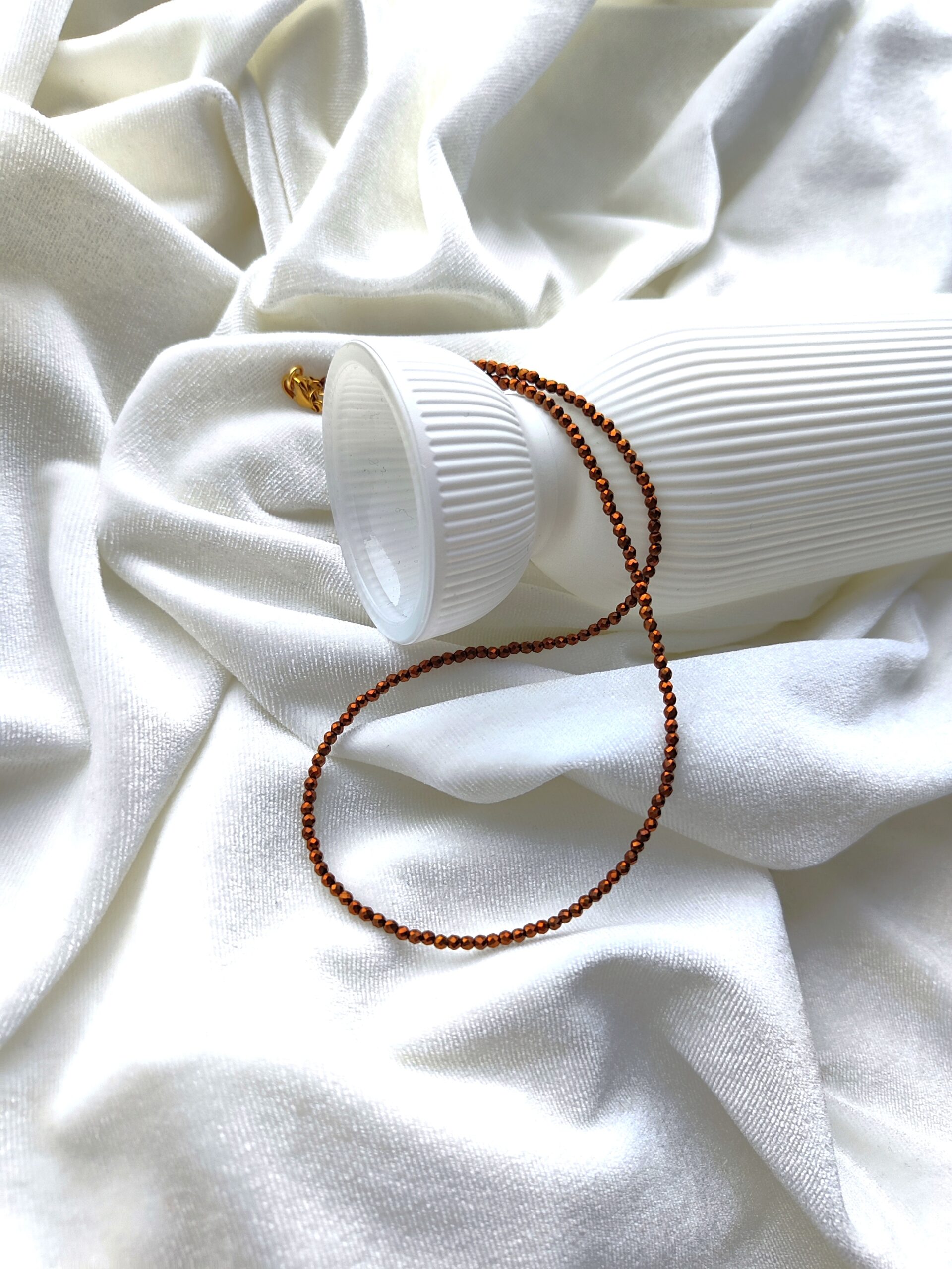 Bronzos spalvos stiklo vėrinys