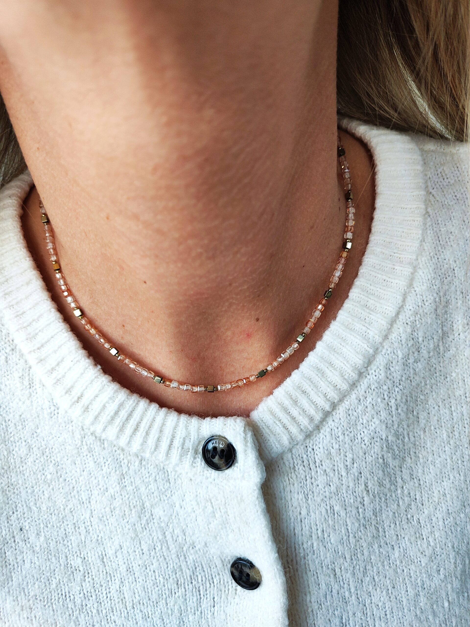 Cirkonio kubelių vėrinys