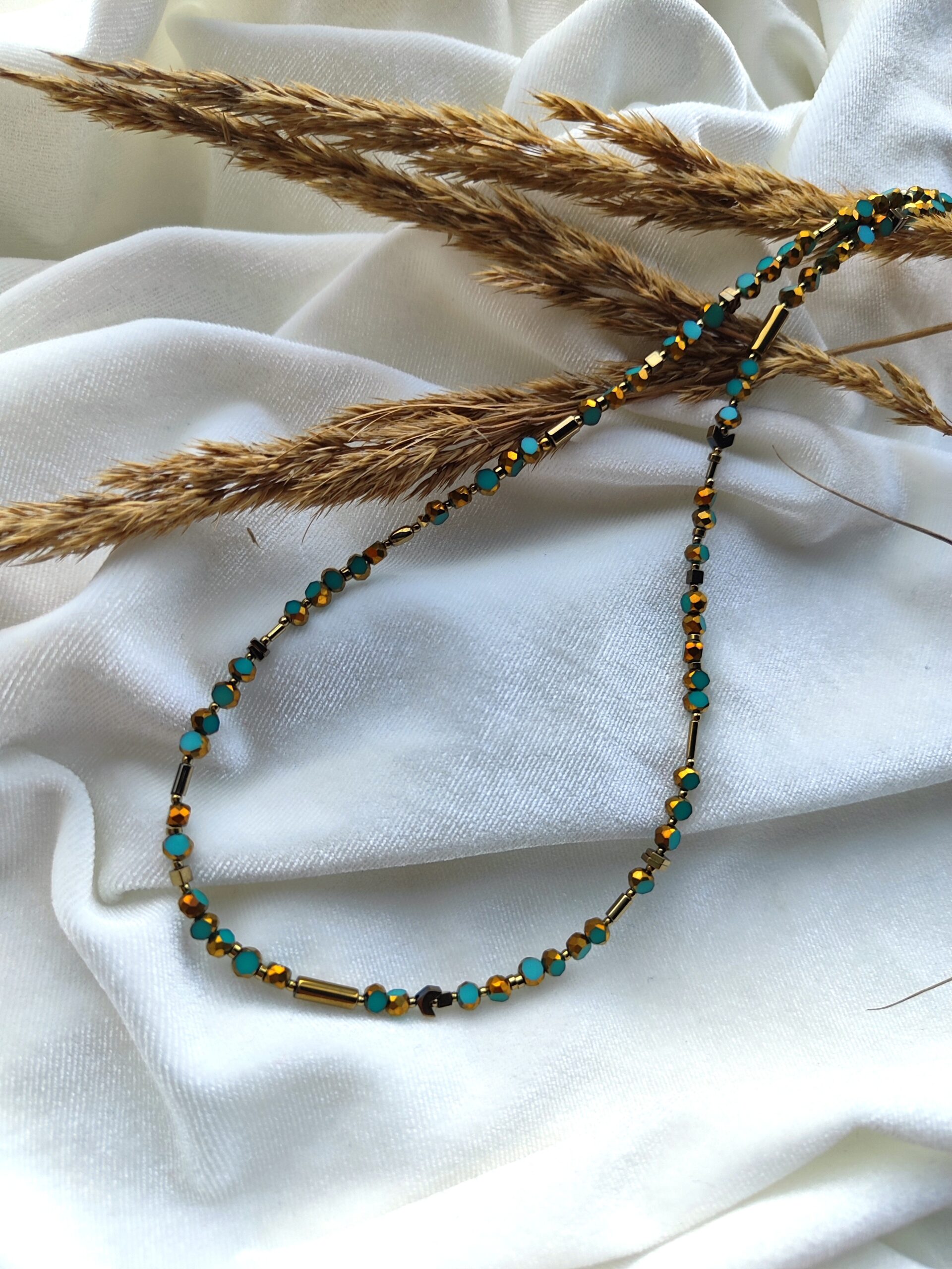 Žalsvos spalvos stiklo ir hematito vėrinys