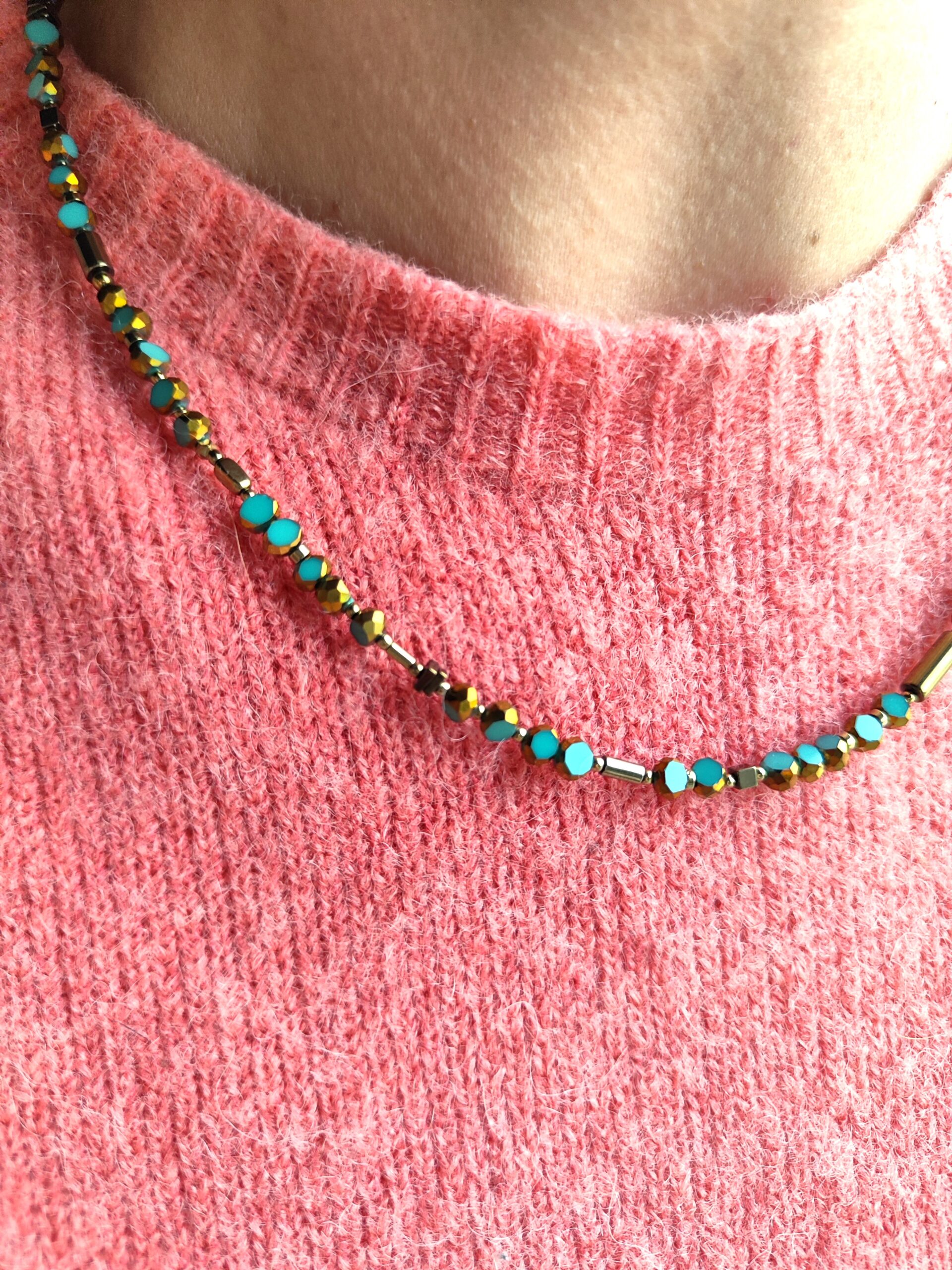 Žalsvos spalvos stiklo ir hematito vėrinys