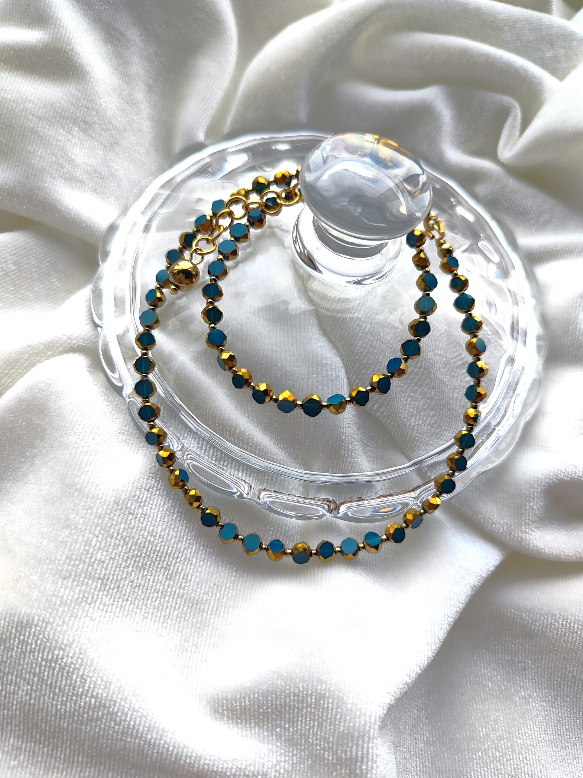 Elektrinės spalvos stiklo ir hematito vėrinys