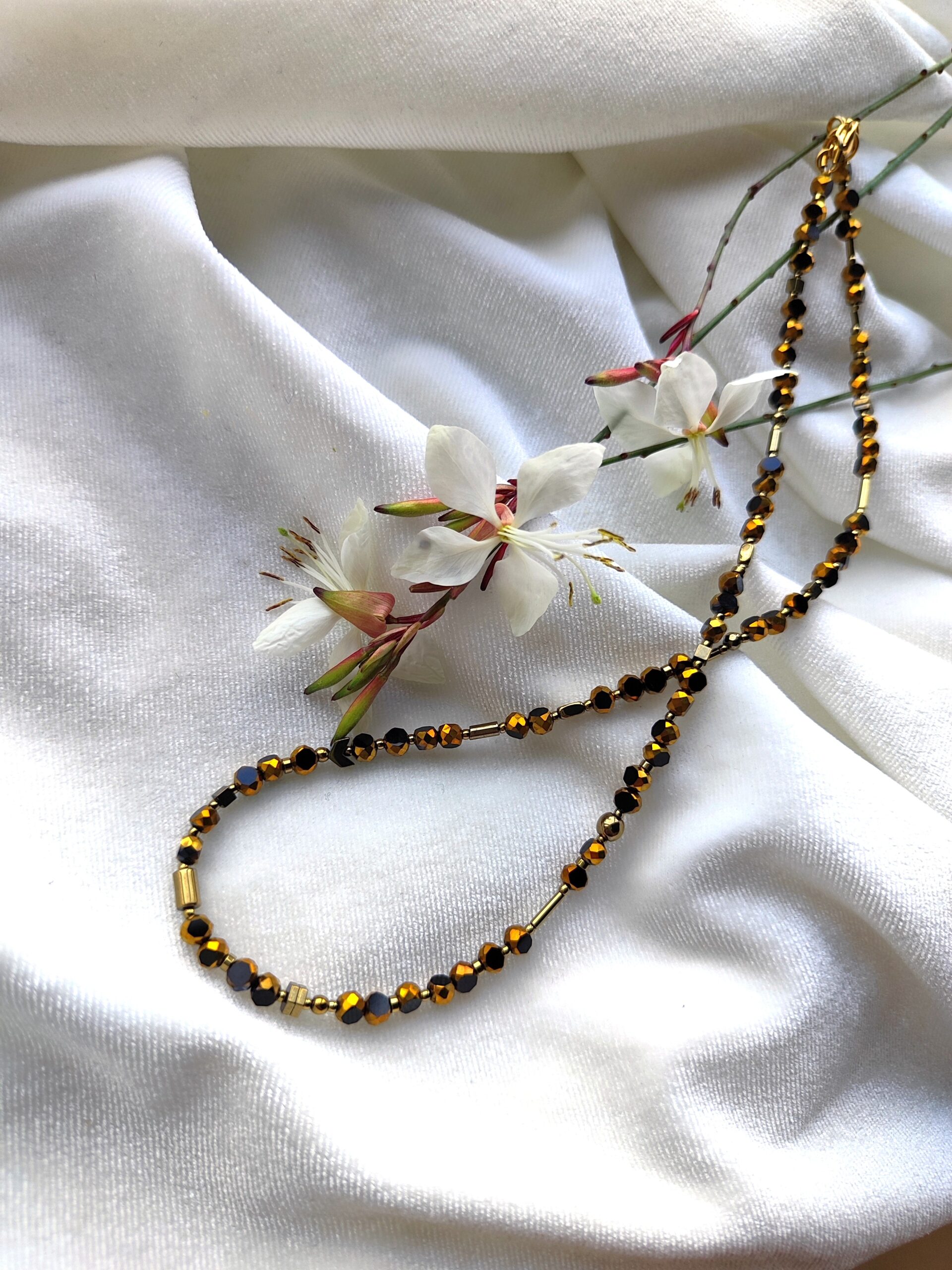 Juodos spalvos stiklo ir hematito vėrinys