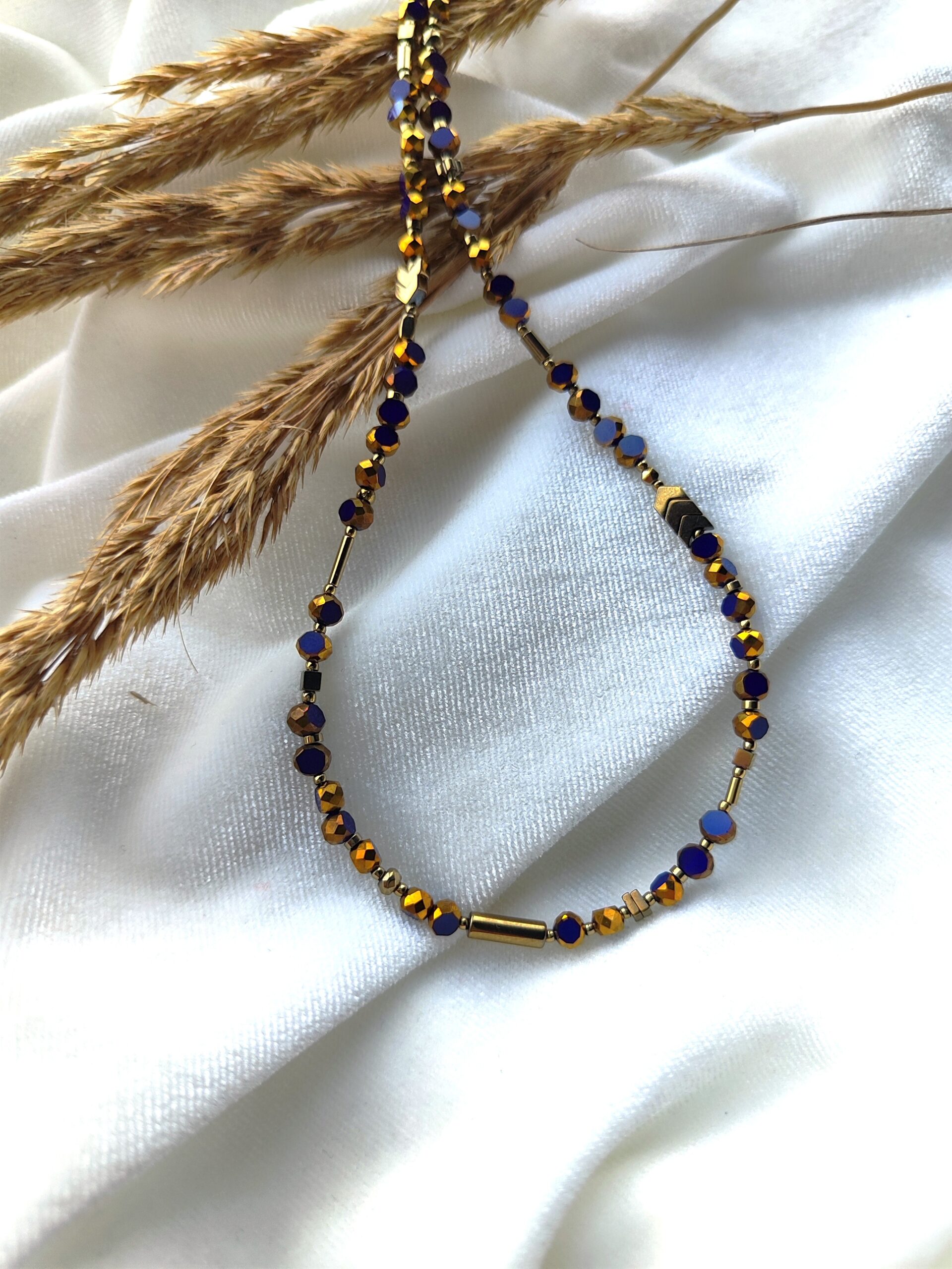 Tamsiai mėlynos spalvos stiklo ir hematito vėrinys